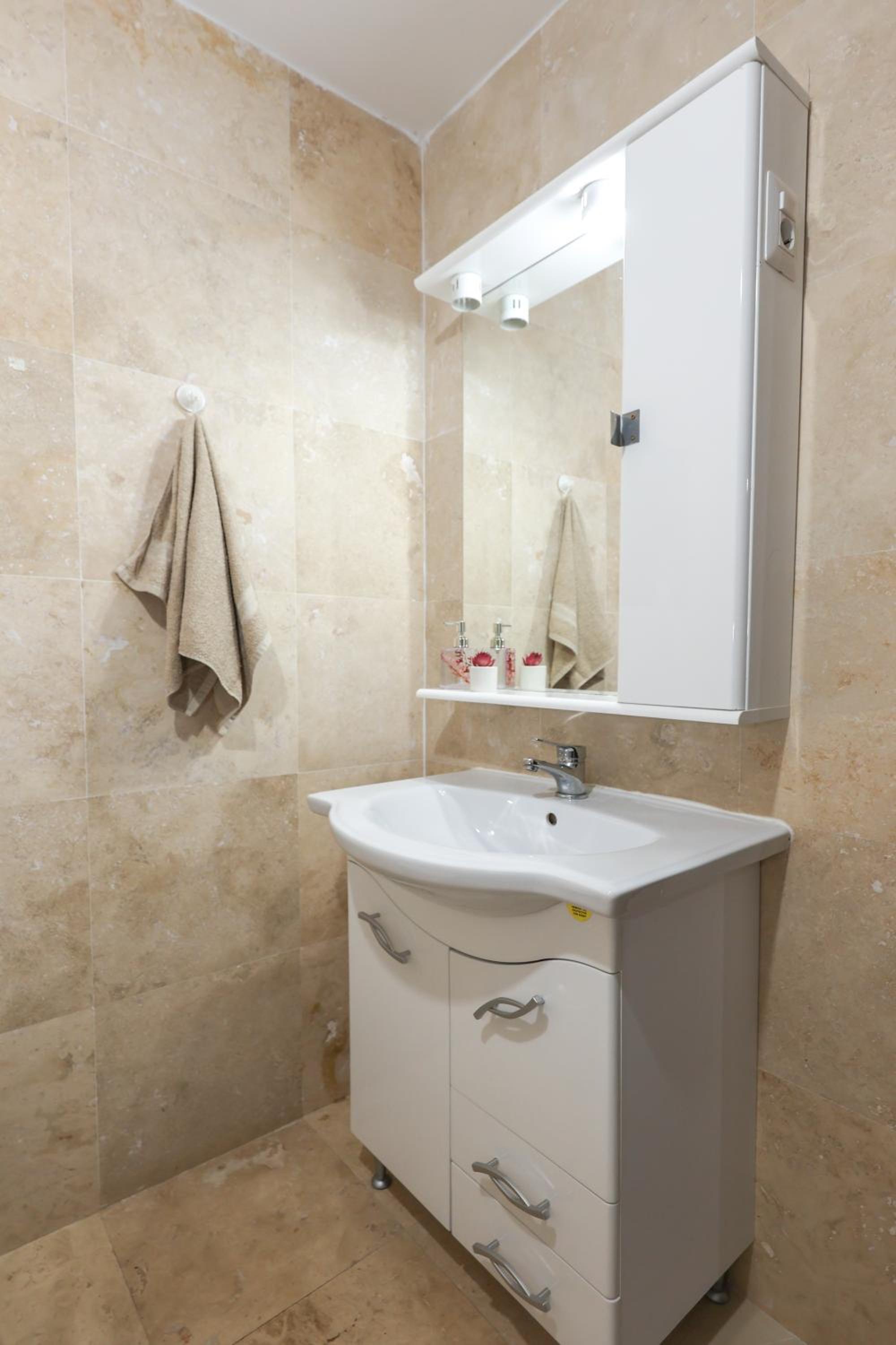 Five-Bedroom House - Photo 22