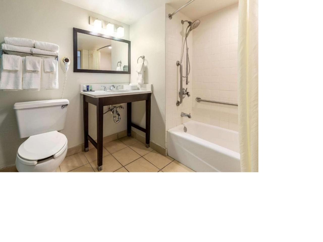 Queen Room First Floor - Accessible/Non-Smoking