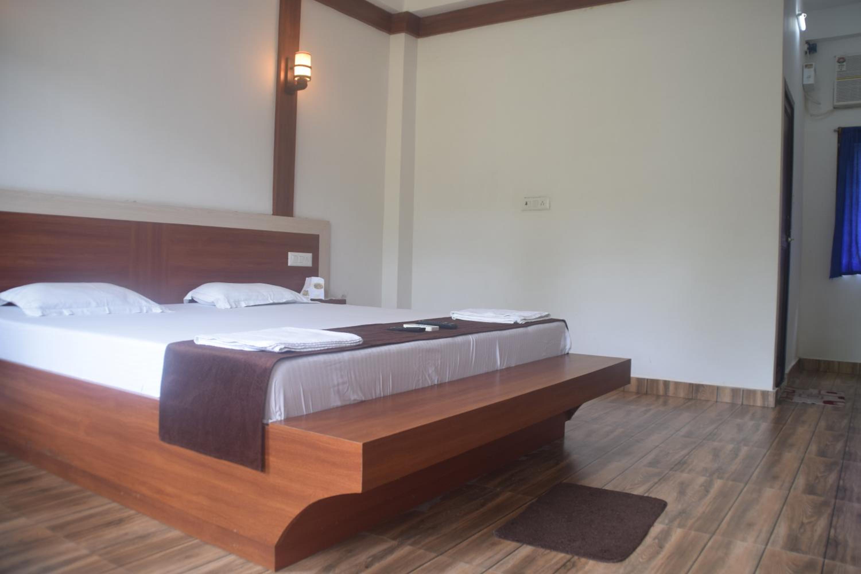 Deluxe Room (2 Adults + 1 Child) - Photo 1