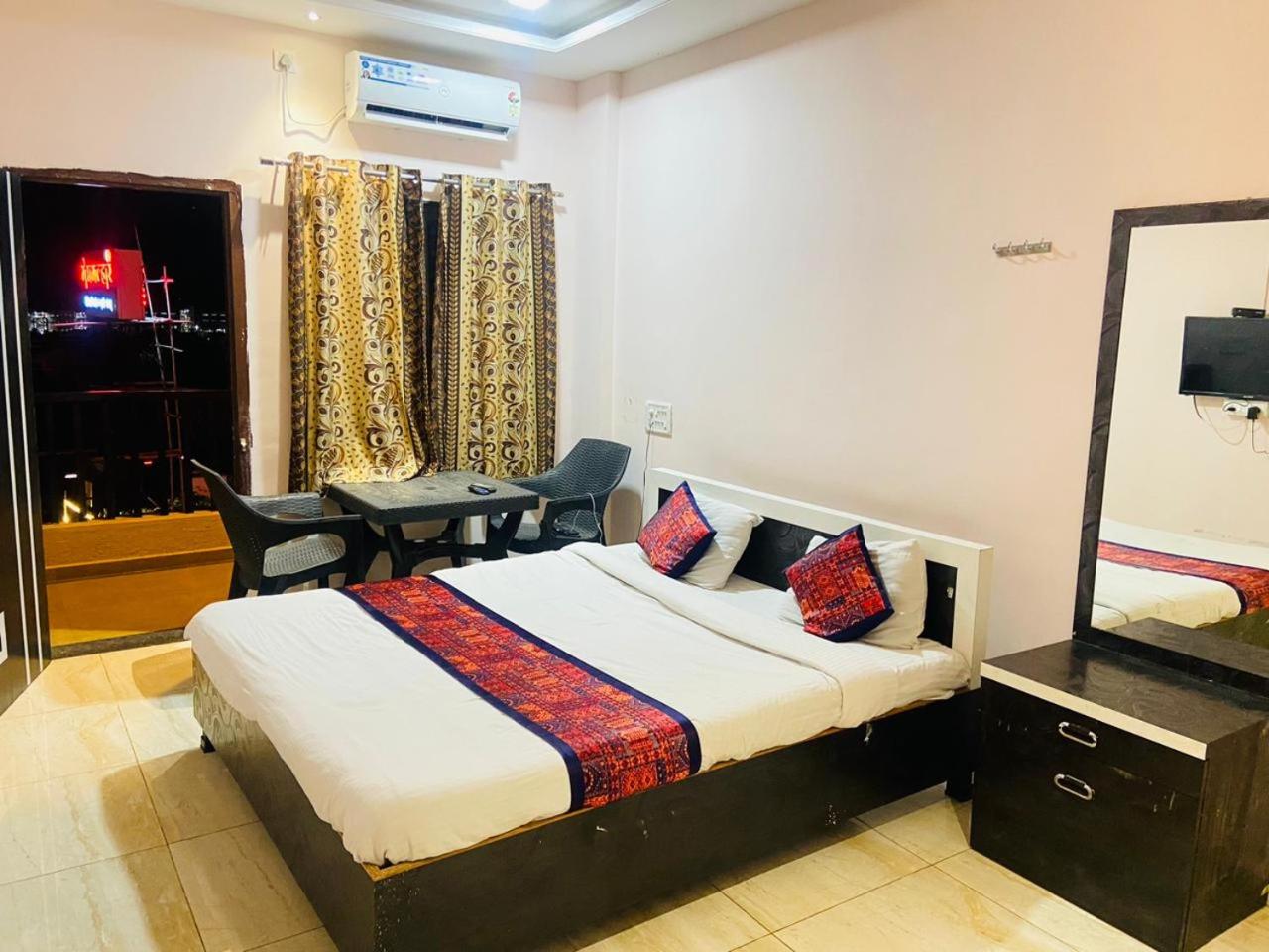 Deluxe Double Room (2 Adults + 1 Child)