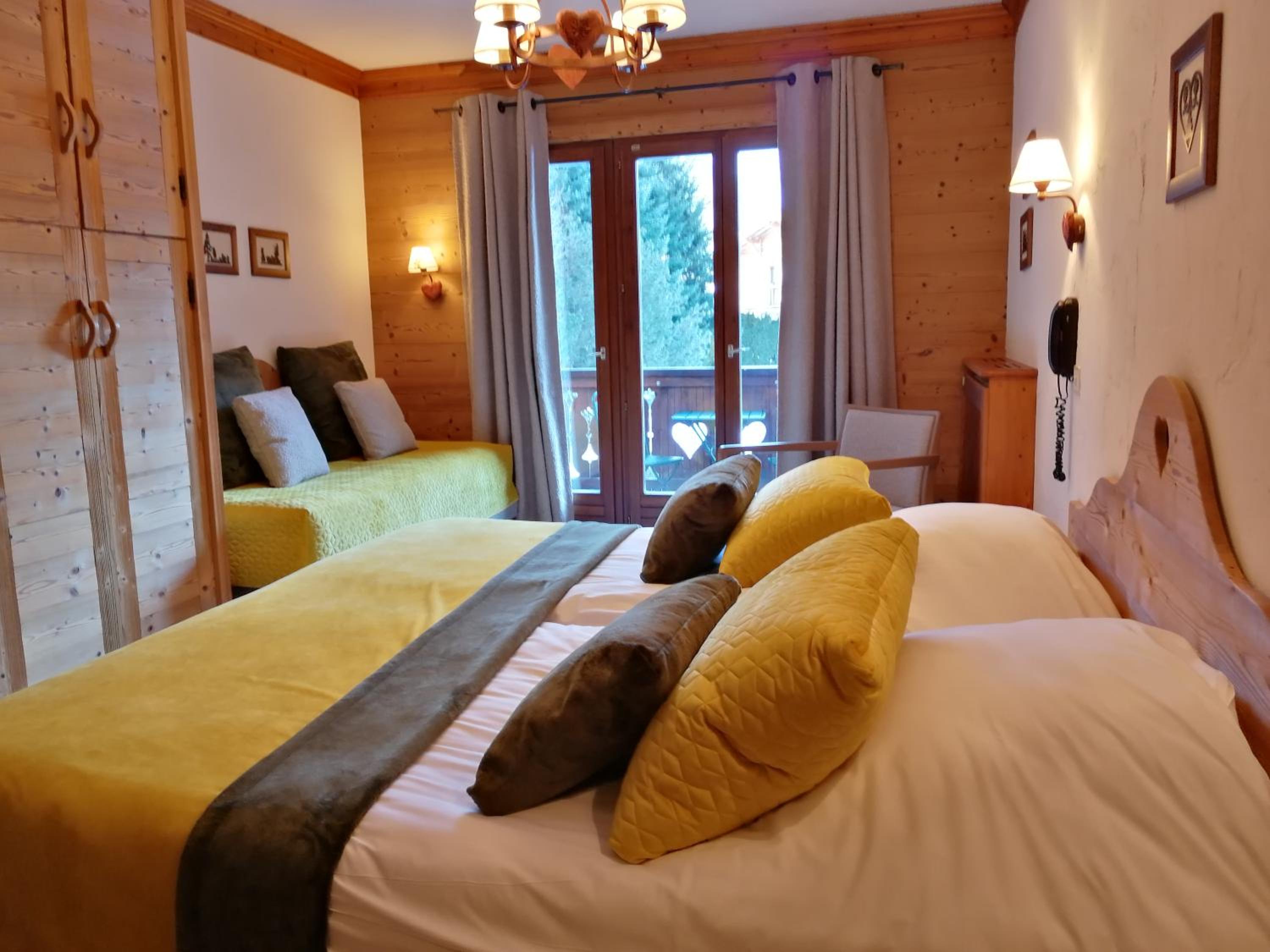 Deluxe Double Room with Bath - Photo 1