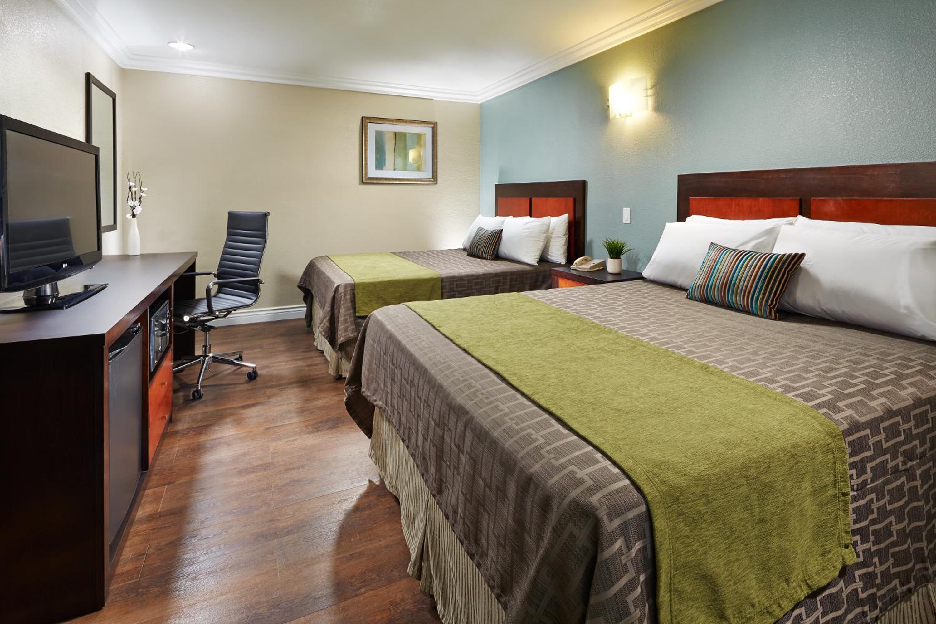 Queen Room with Two Queen Beds - Non-Smoking - Photo 1