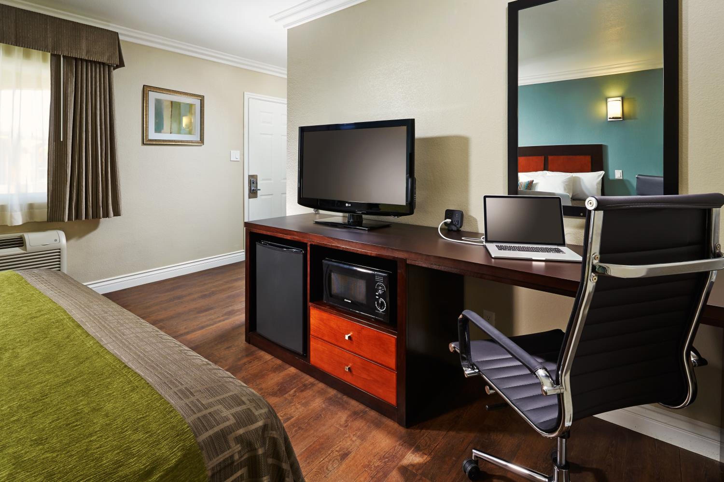 King Room - Non-Smoking - Photo 6