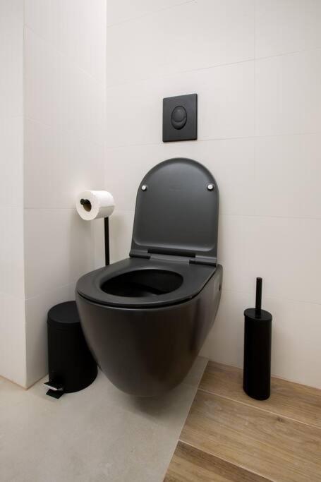 One-Bedroom Apartment - Photo 2