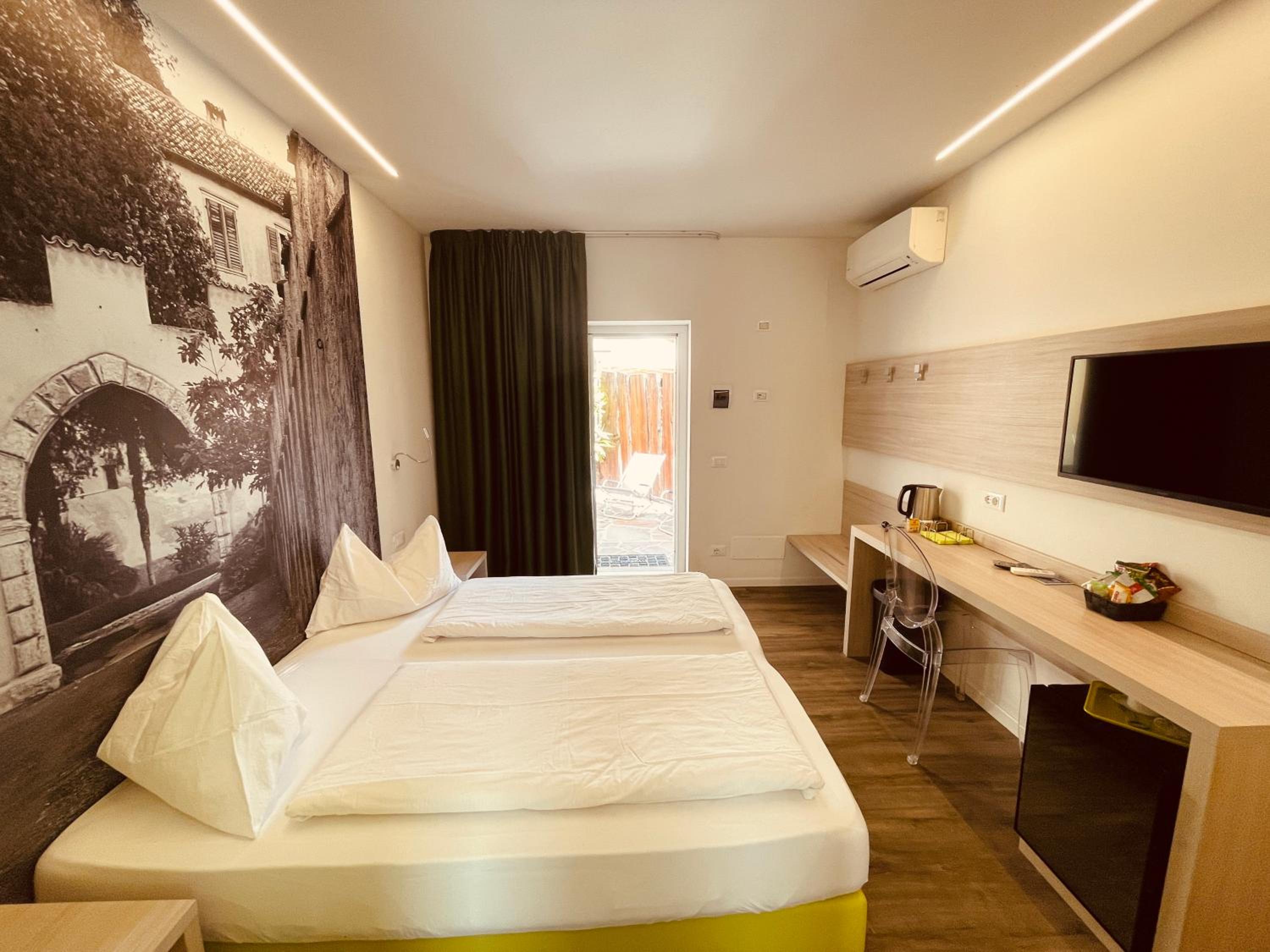 Deluxe Double or Twin Room with Spa Bath - Photo 9