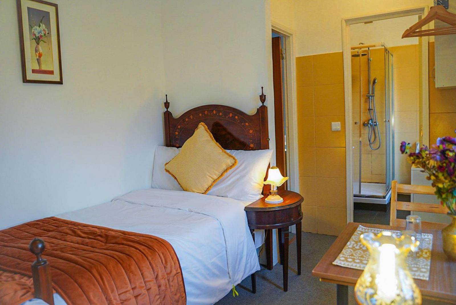 Single Room with Private Bathroom photo 3