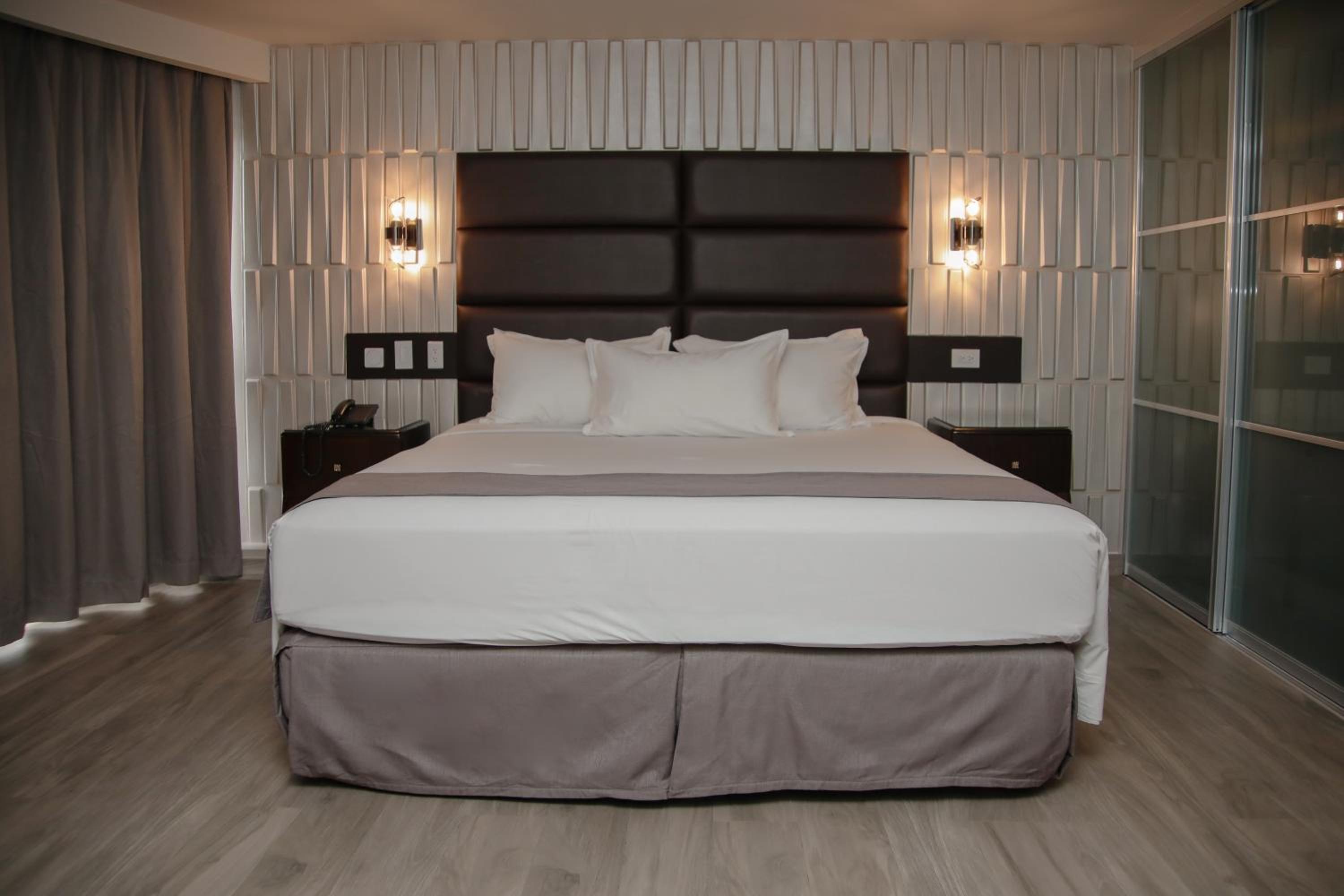 Superior King Room with Bay View - Photo 4