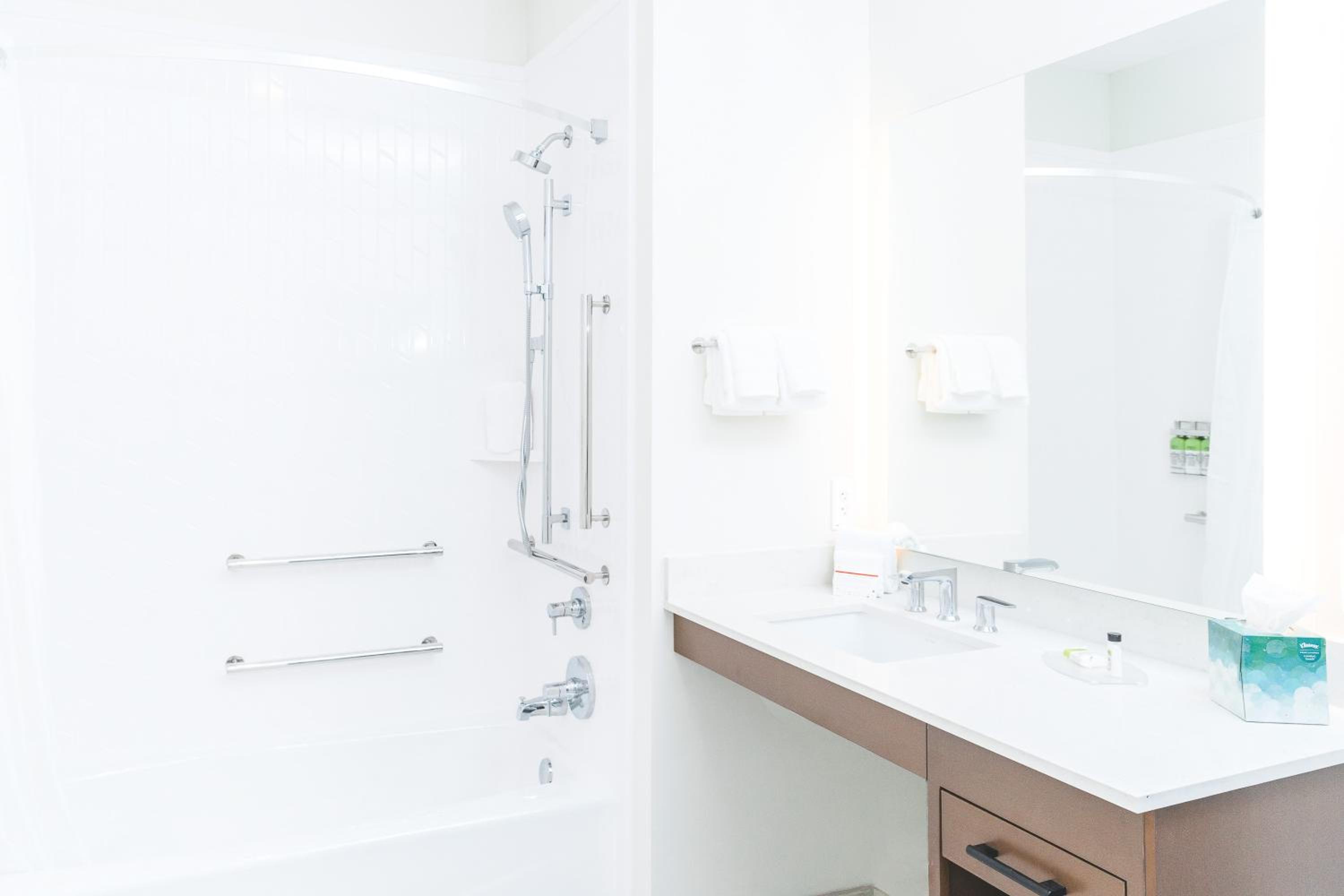 Queen Suite with Two Queen Beds and Mobility Accessible Bathtub - Non-Smoking - Photo 2