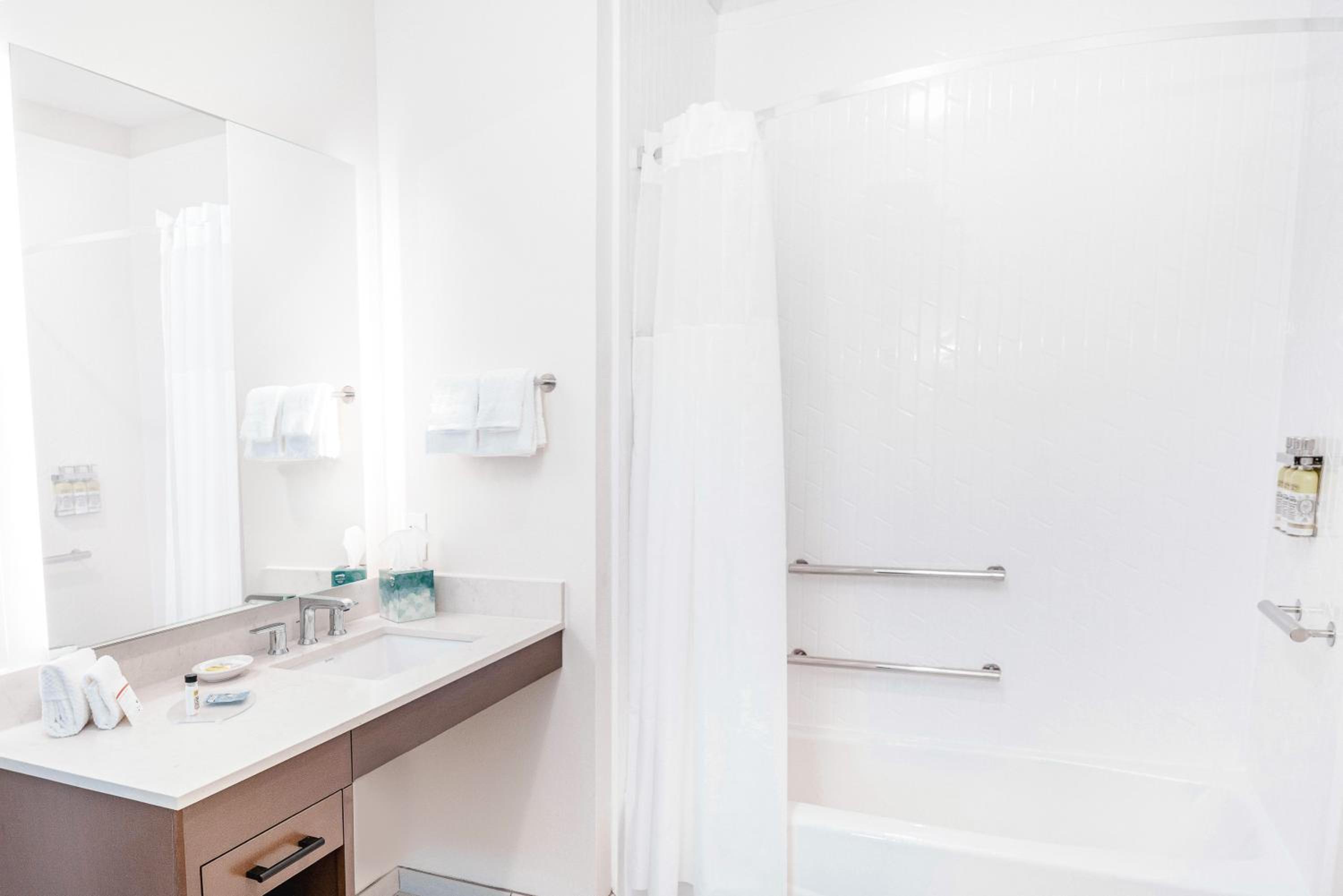 King Studio Suite - Mobility Access Tub/Non-Smoking - Photo 2