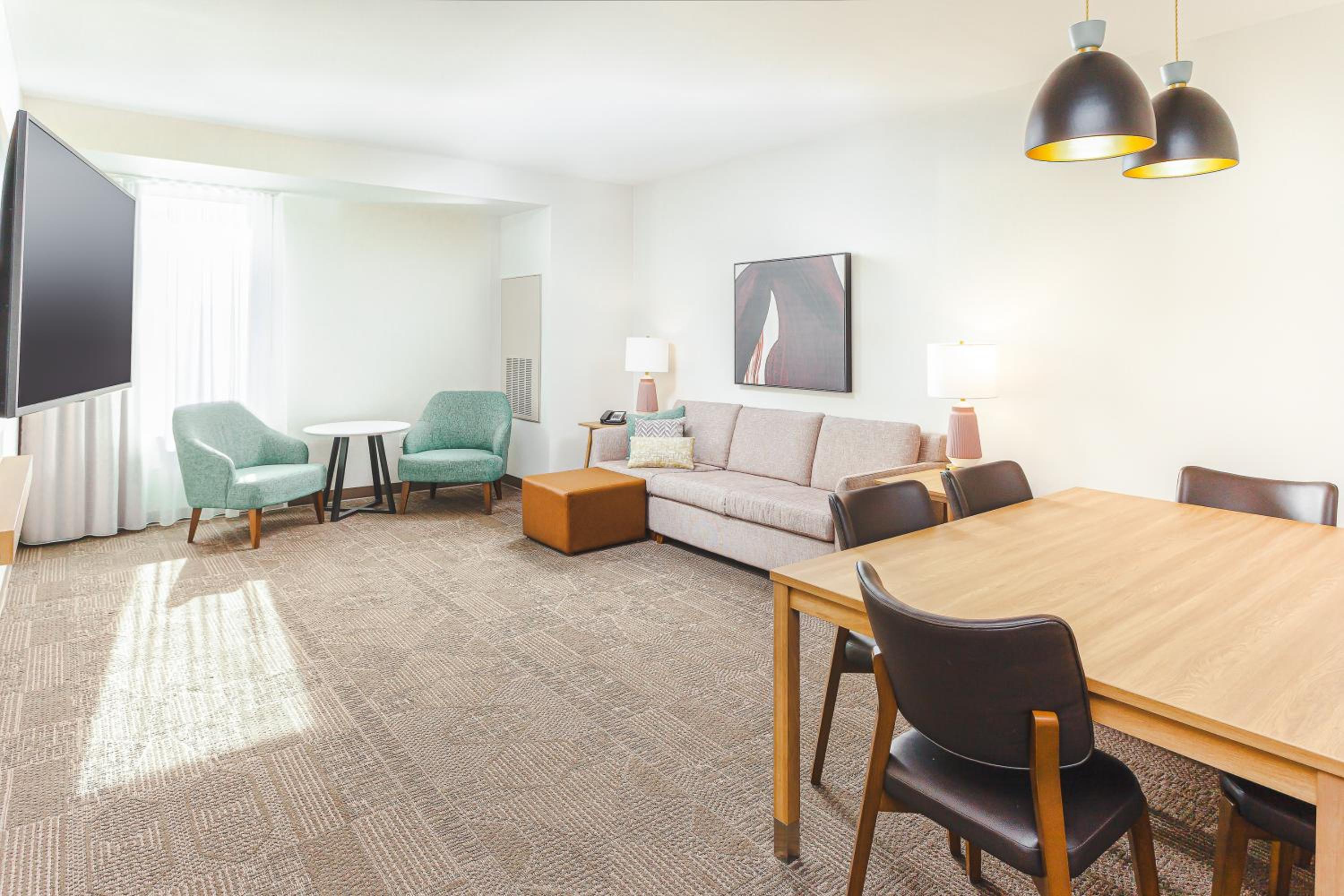 One-Bedroom Business Suite with Two Queen Beds - Photo 8
