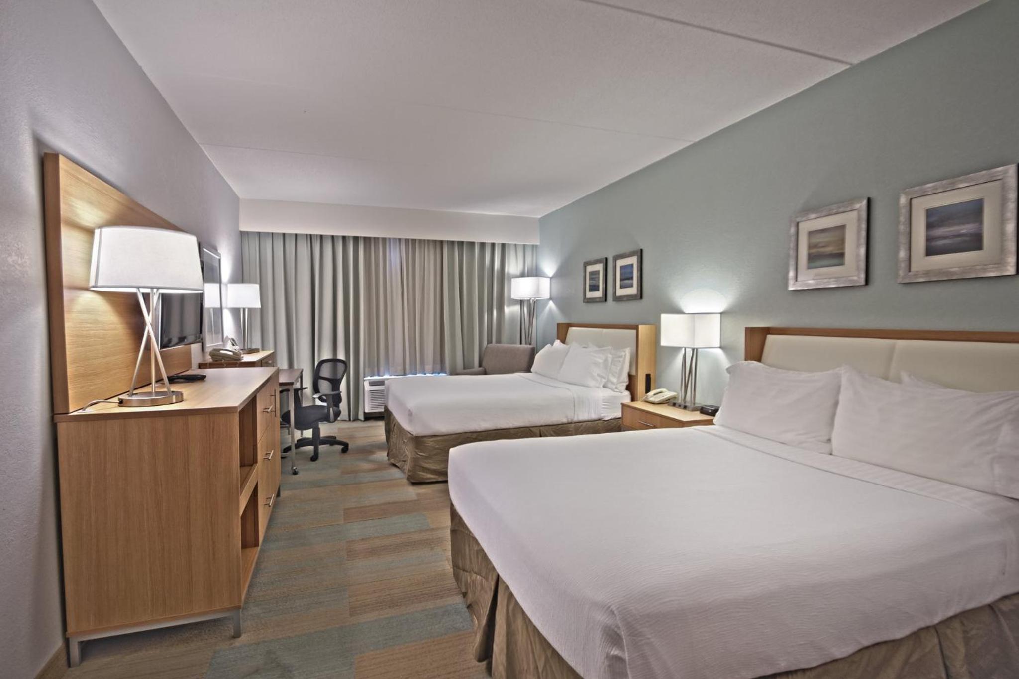 Queen Room with Two Queen Beds - Photo 5