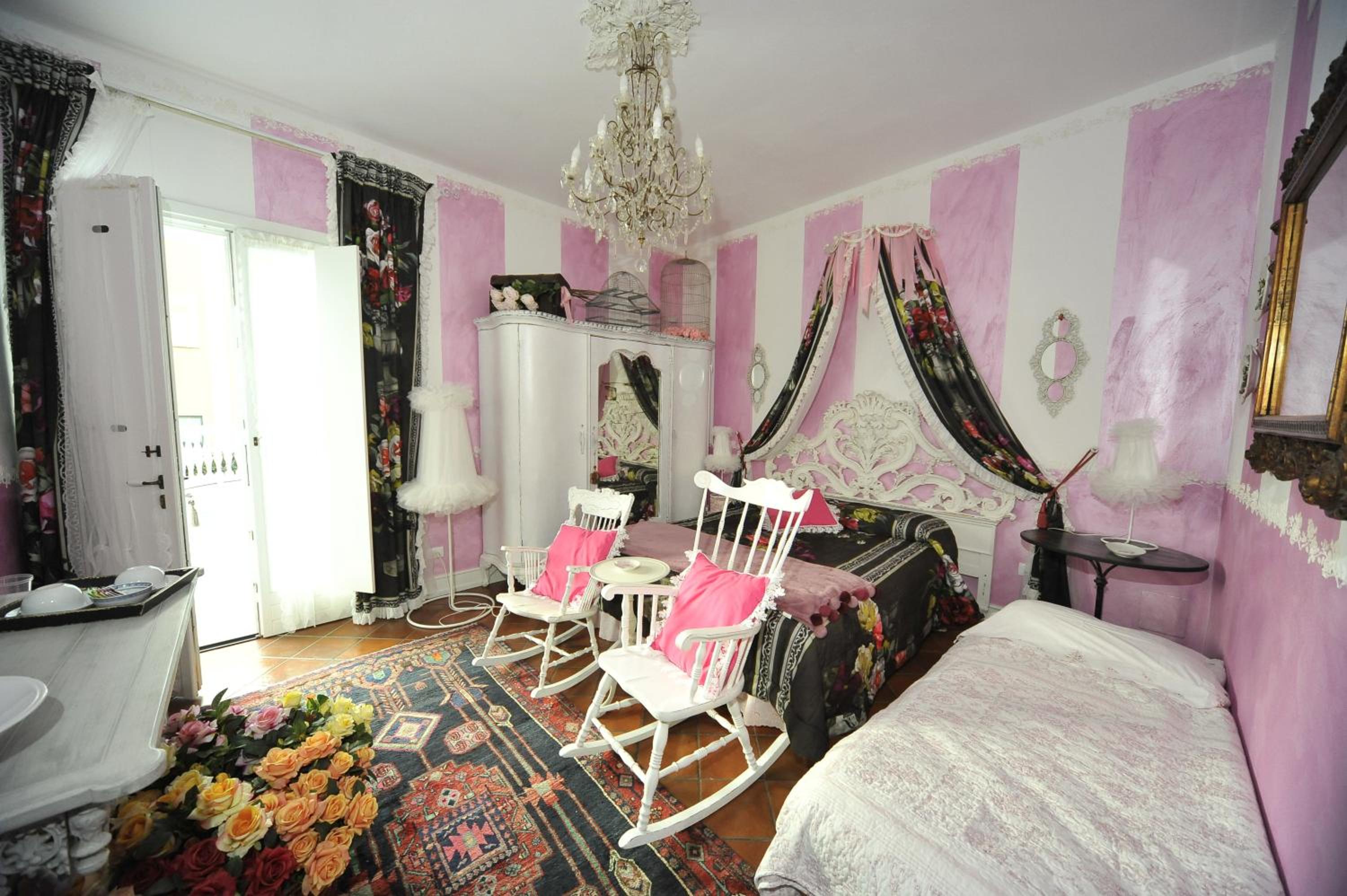 Queen Room with Balcony - Photo 7
