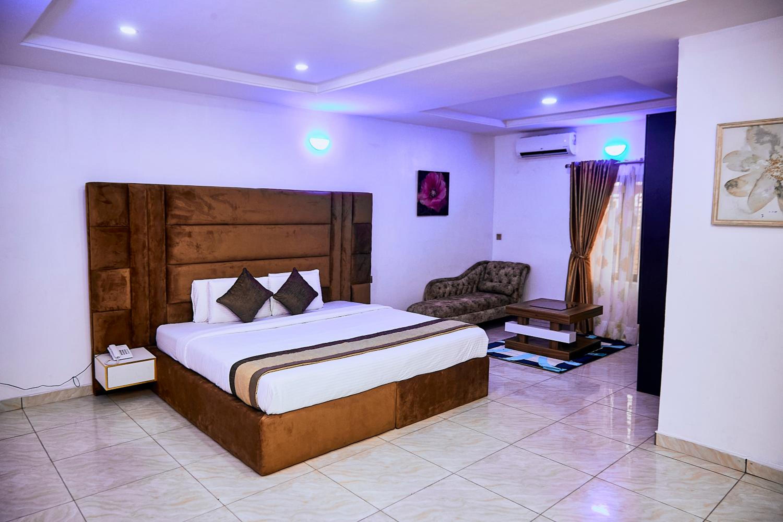 Executive Suite - Photo 8