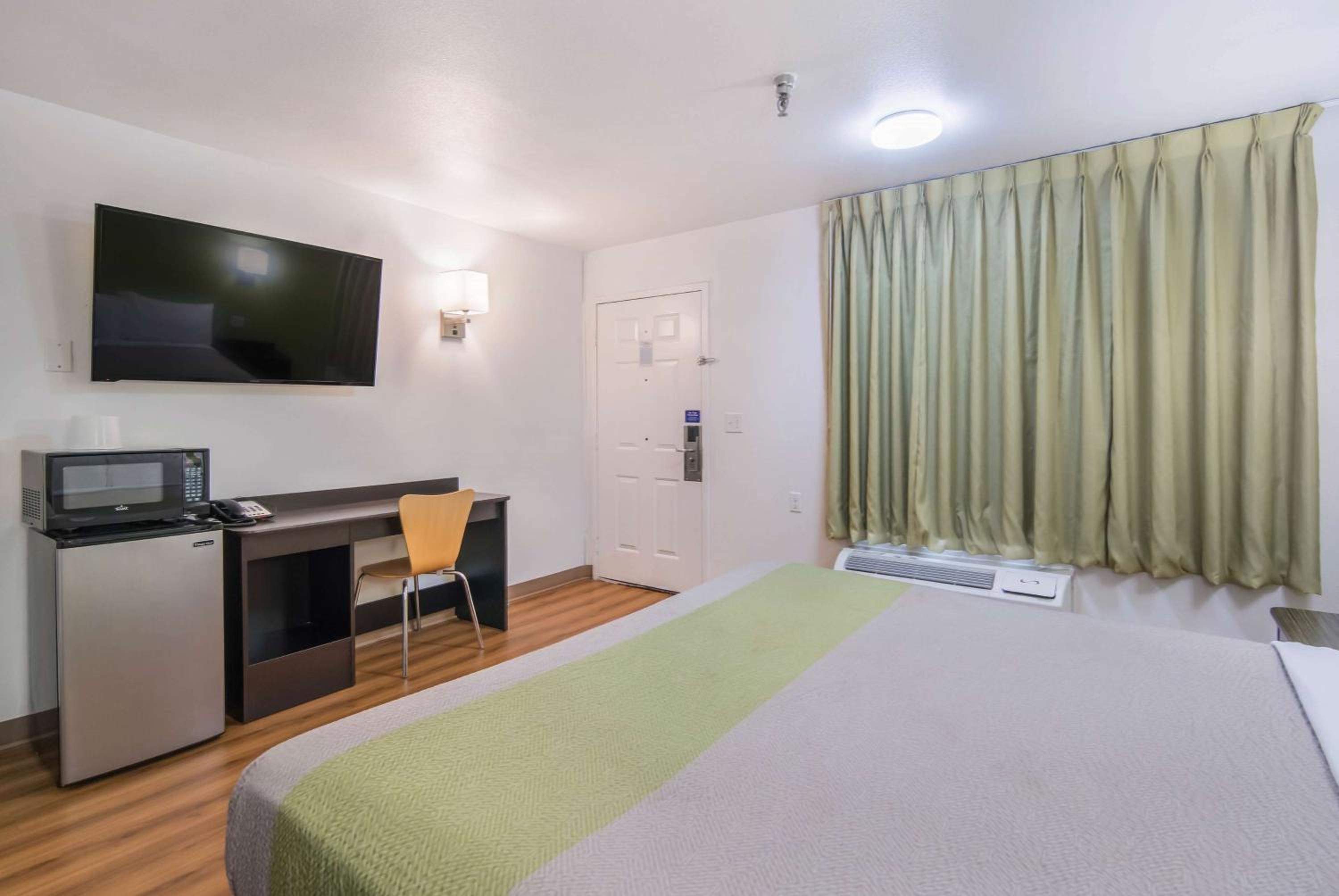 King Room - Non-Smoking - Photo 2