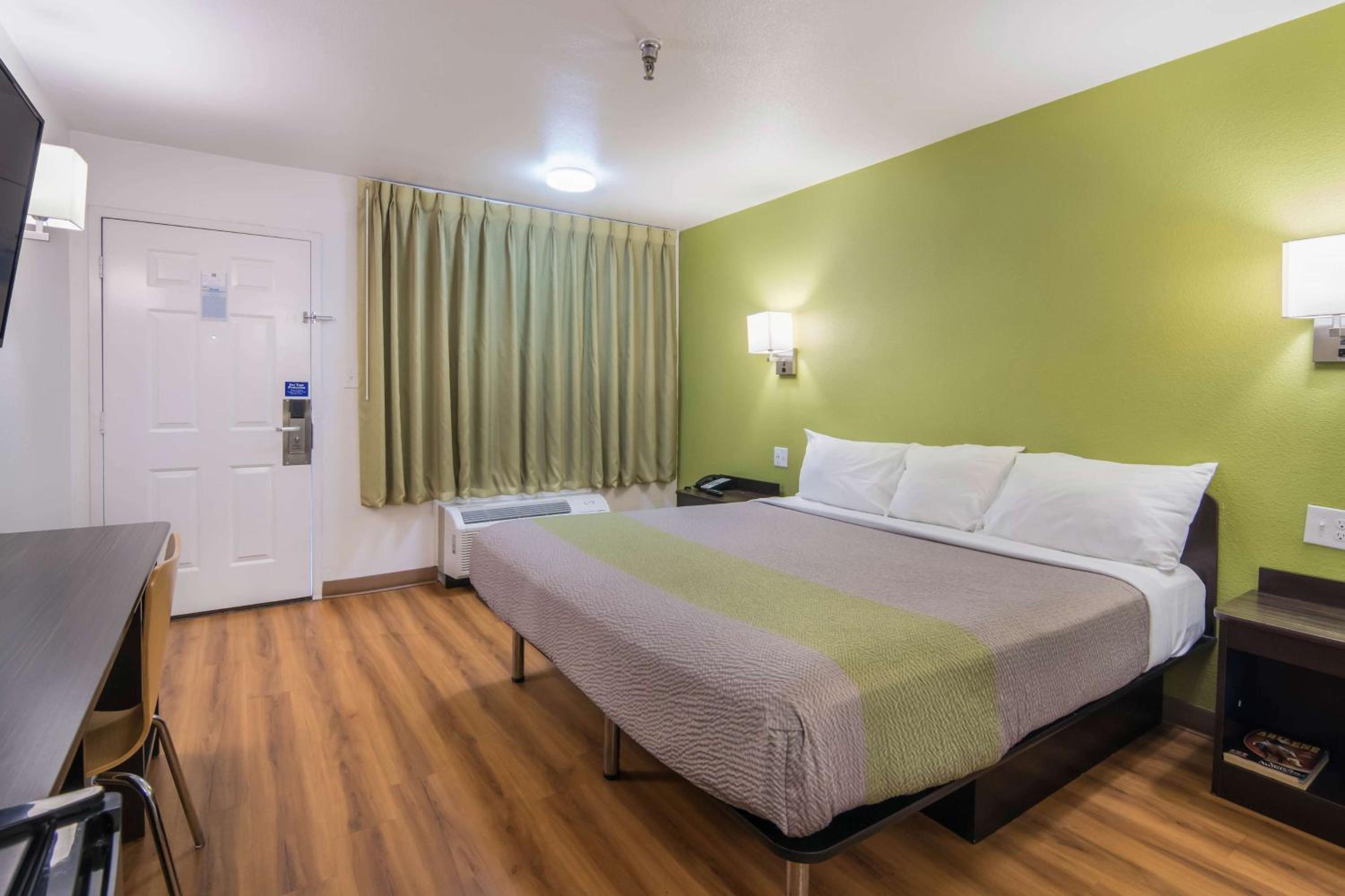 Queen Room with Two Queen Beds - Smoking - Photo 3