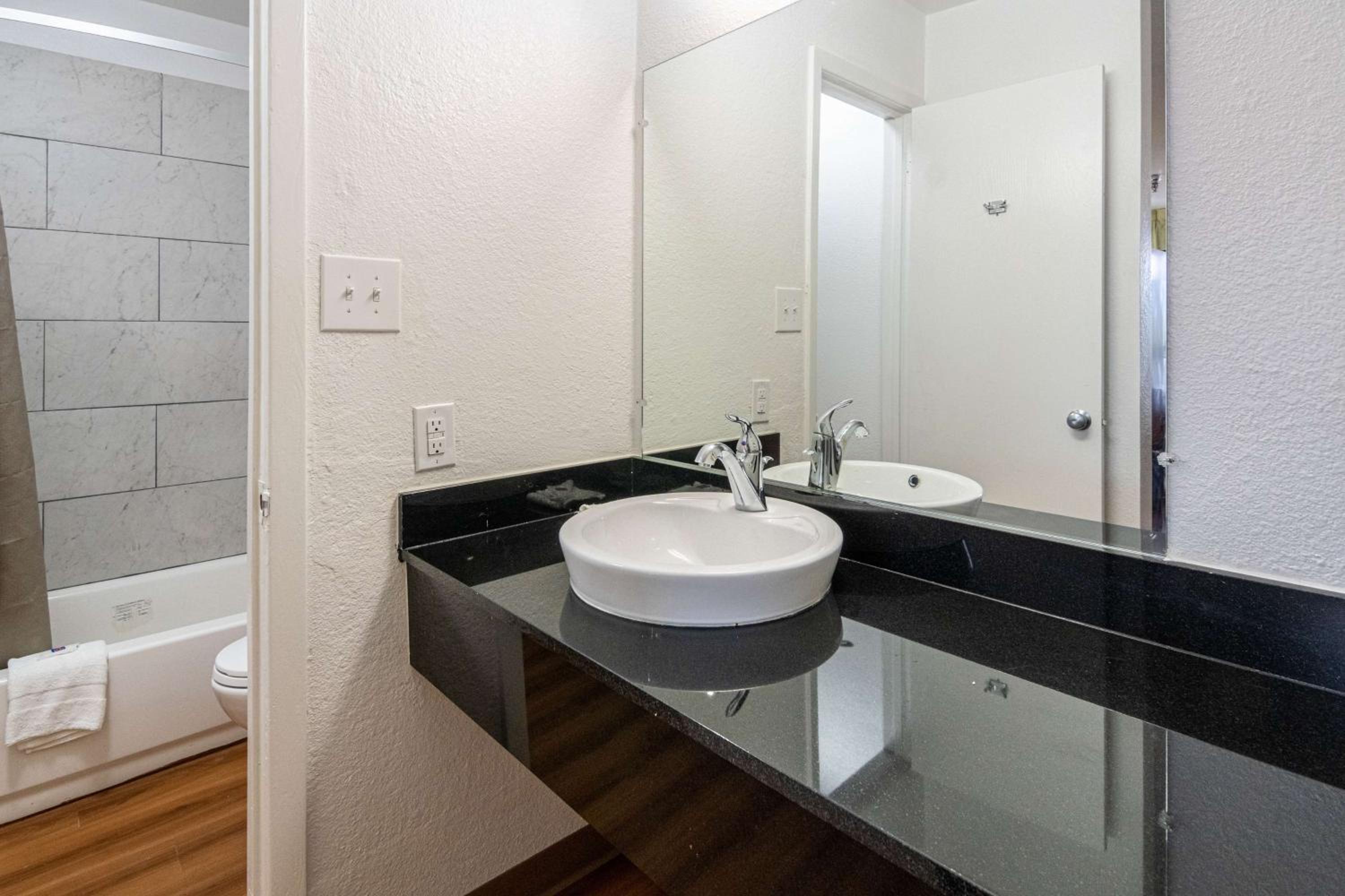 King Room - Non-Smoking - Photo 4