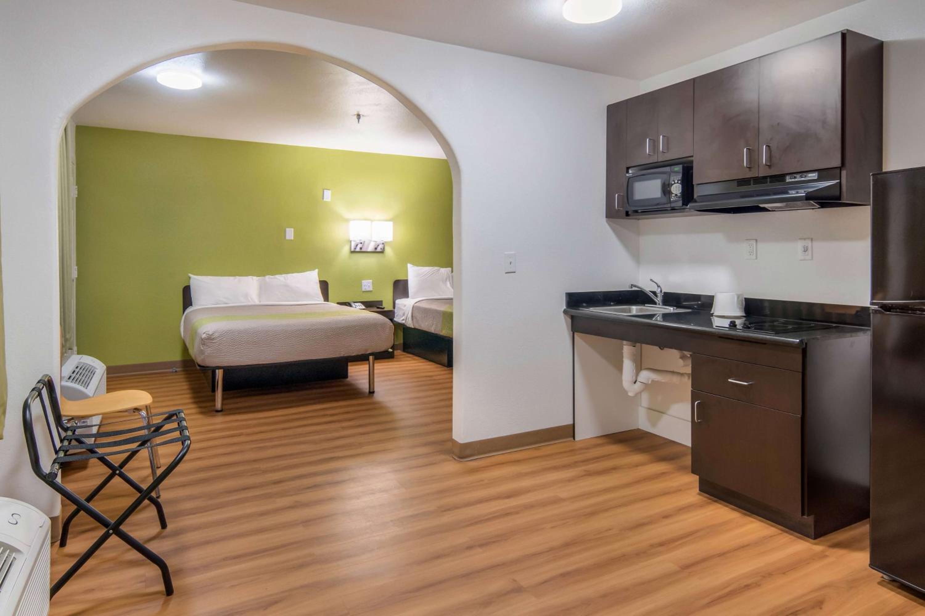 Deluxe Queen Room With Two Queen Beds - Non-Smoking photo 3