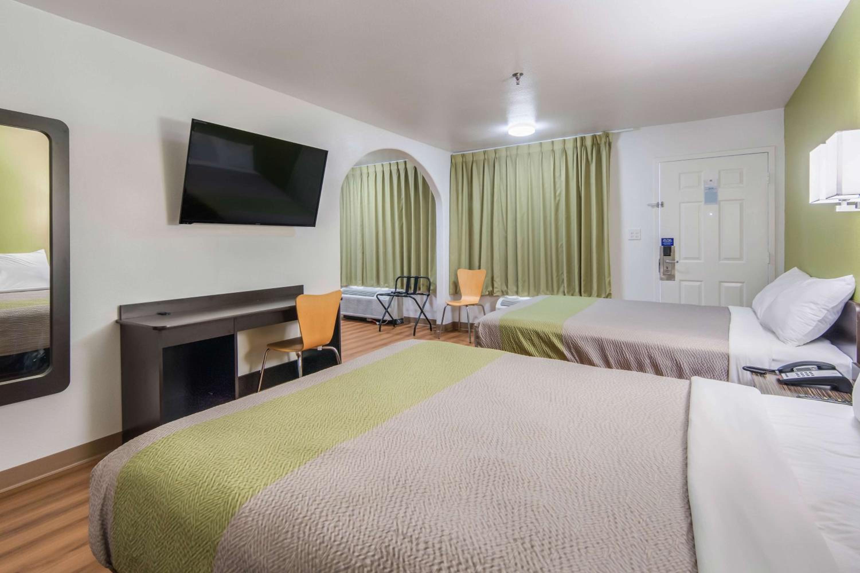 Deluxe Queen Room With Two Queen Beds - Non-Smoking photo 2