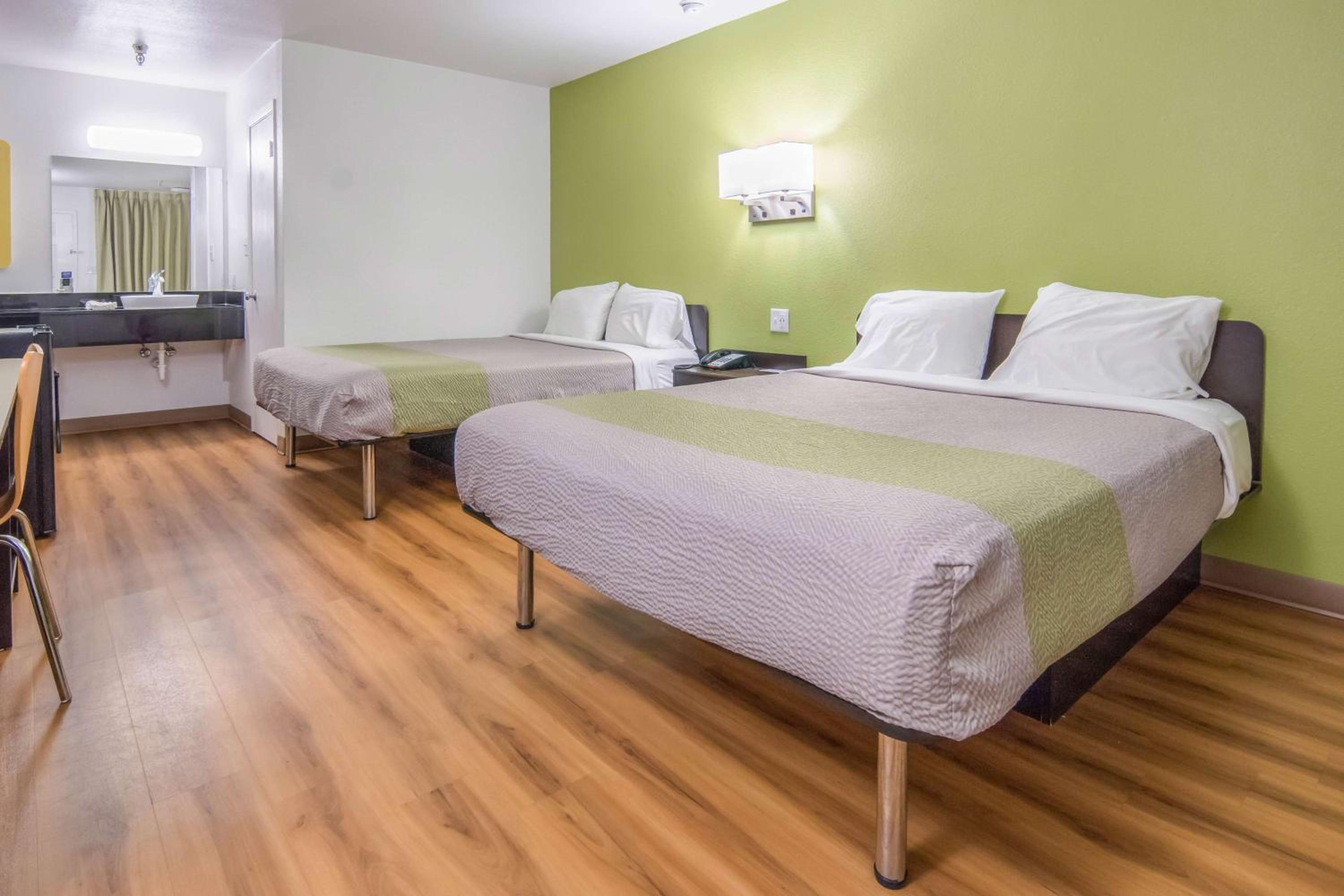 Queen Room with Two Queen Beds - Non-Smoking - Photo 4