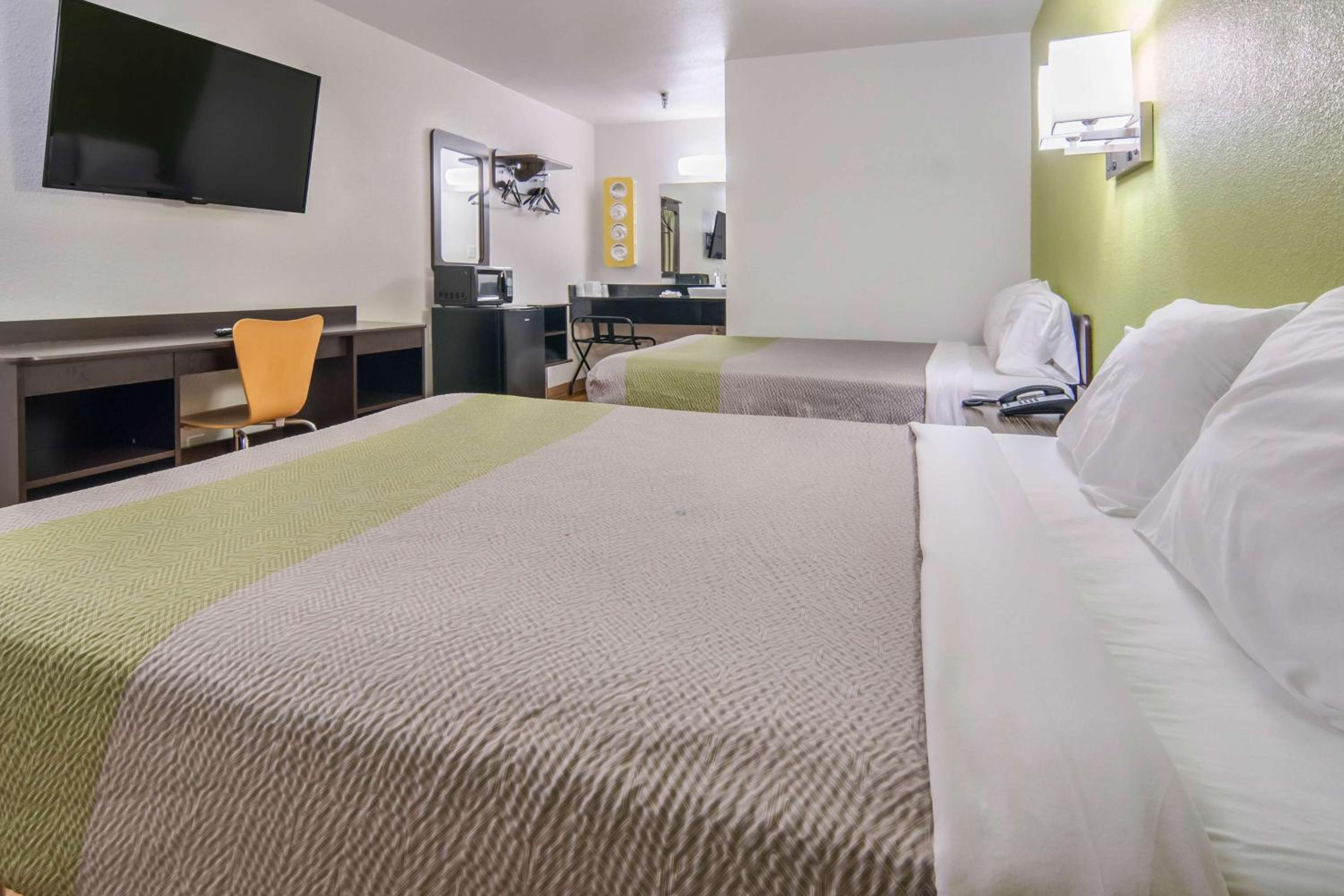 Queen Room with Two Queen Beds - Non-Smoking - Photo 8