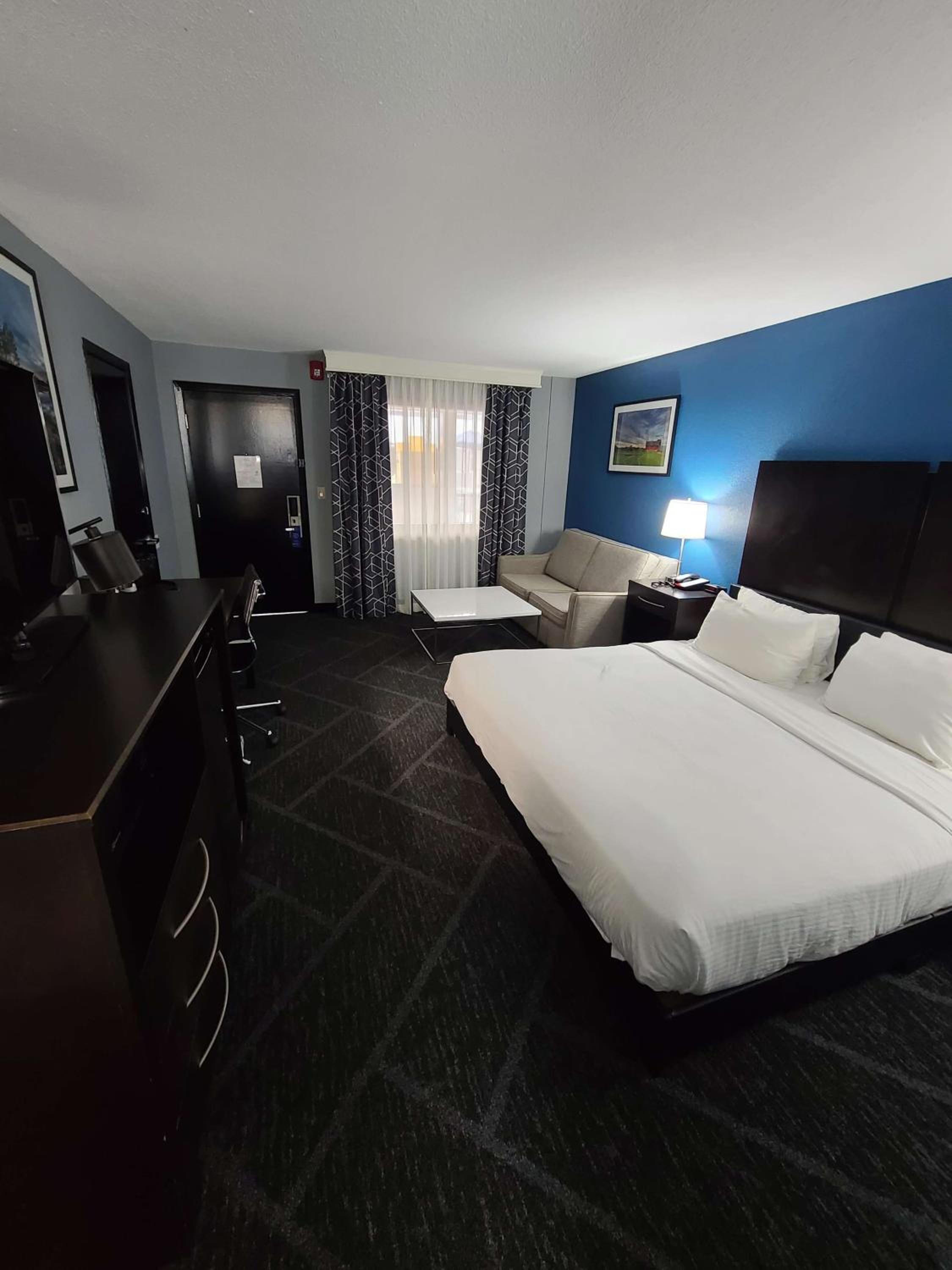 King Room with Mobility Accessible Tub - Pool Side