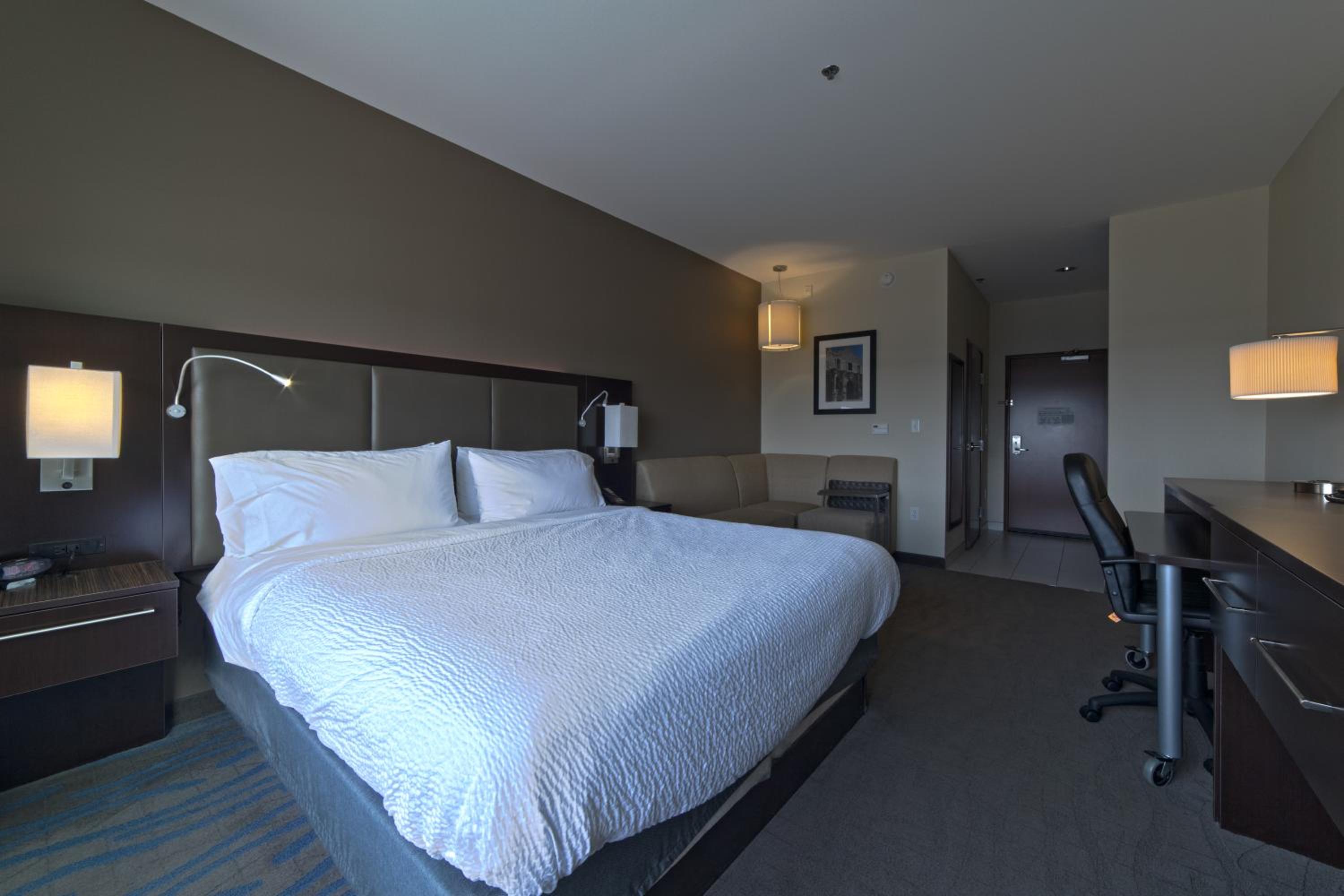Standard King Room - Photo 2