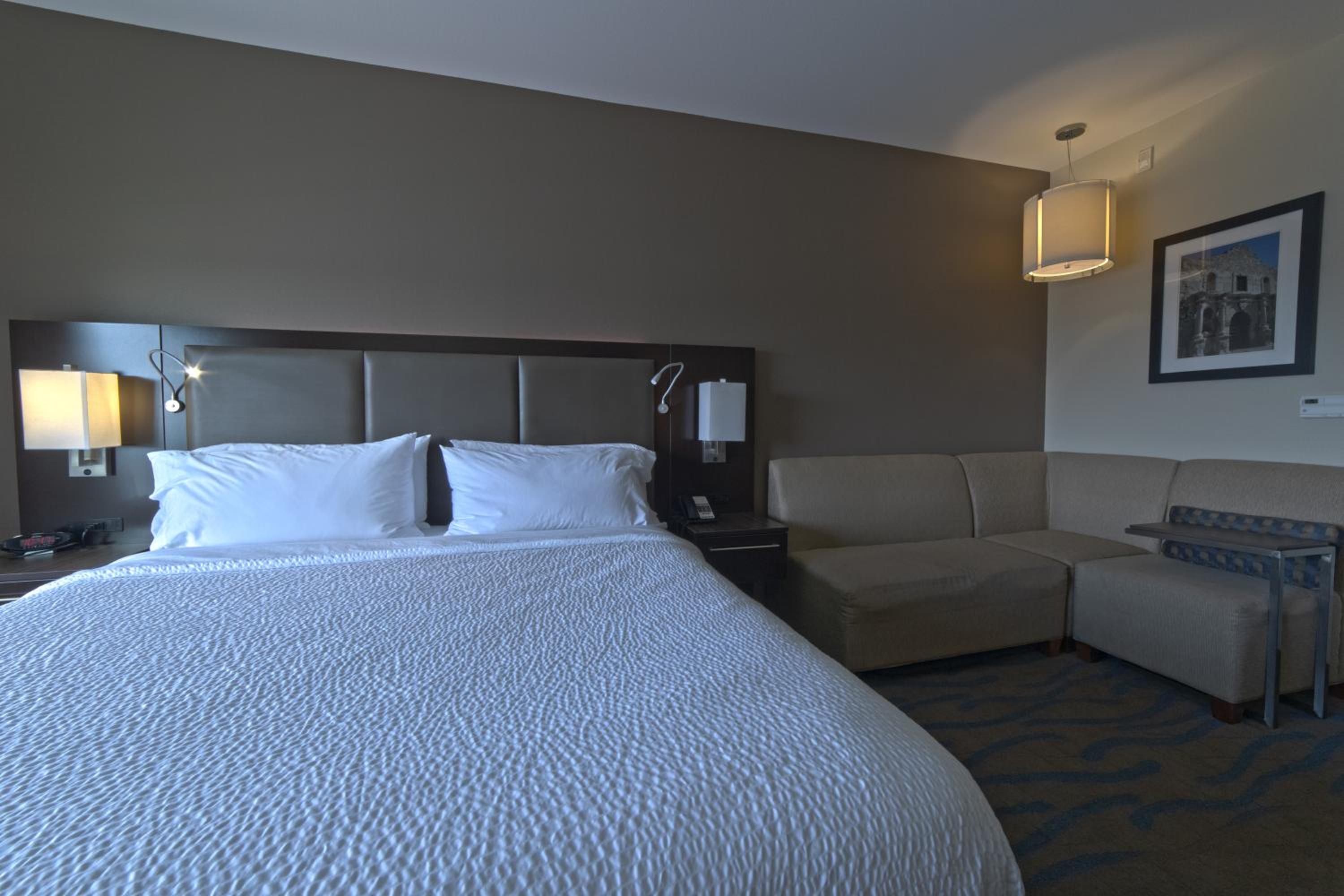 Standard King Room - Photo 4