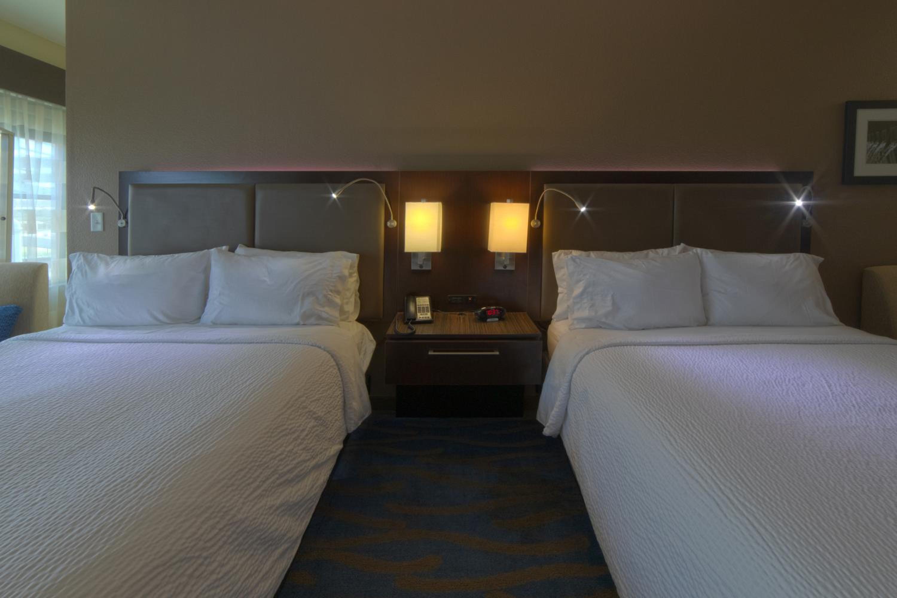 Standard Queen Room with Two Queen Beds - Photo 4