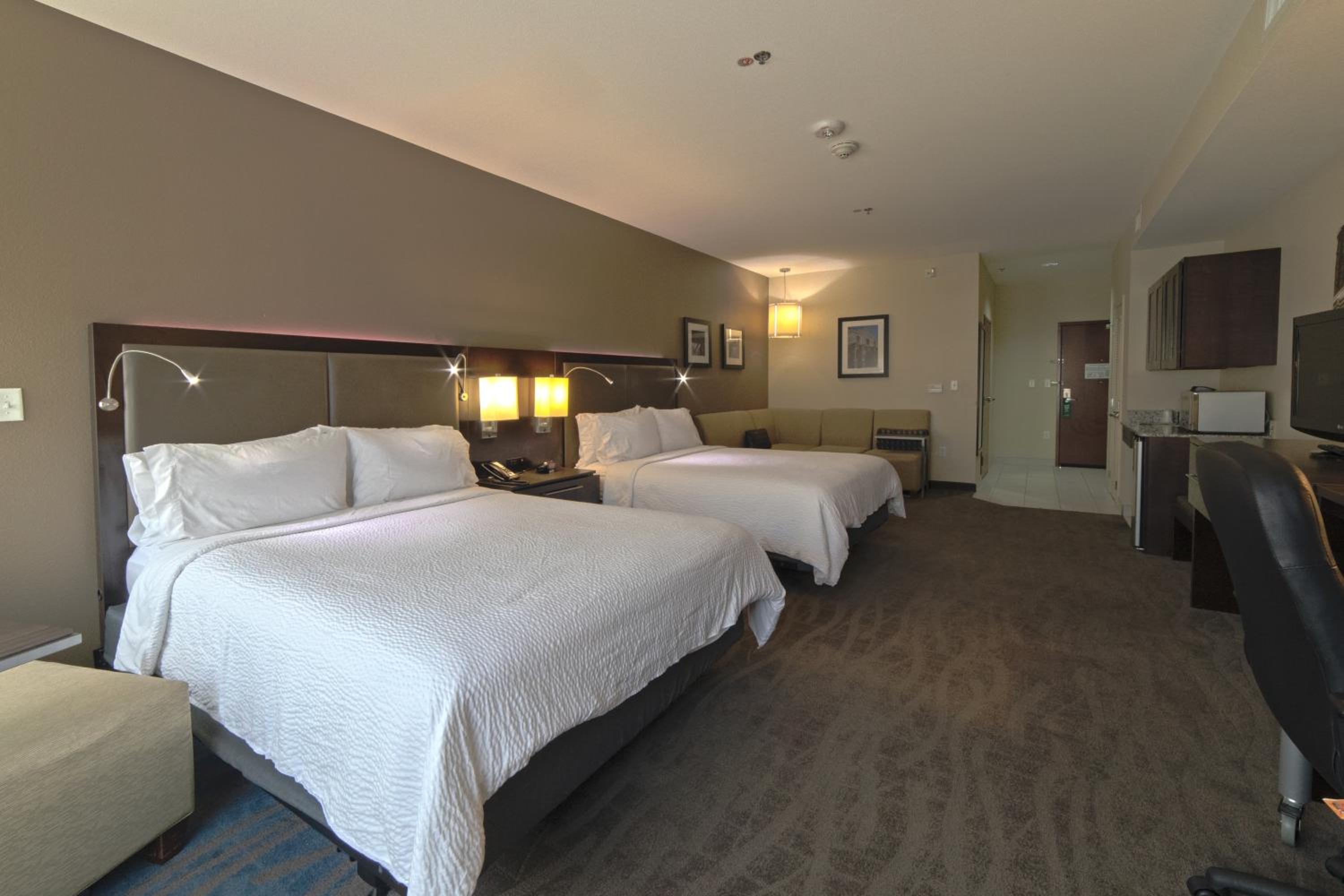 Standard Queen Room with Two Queen Beds - Photo 1