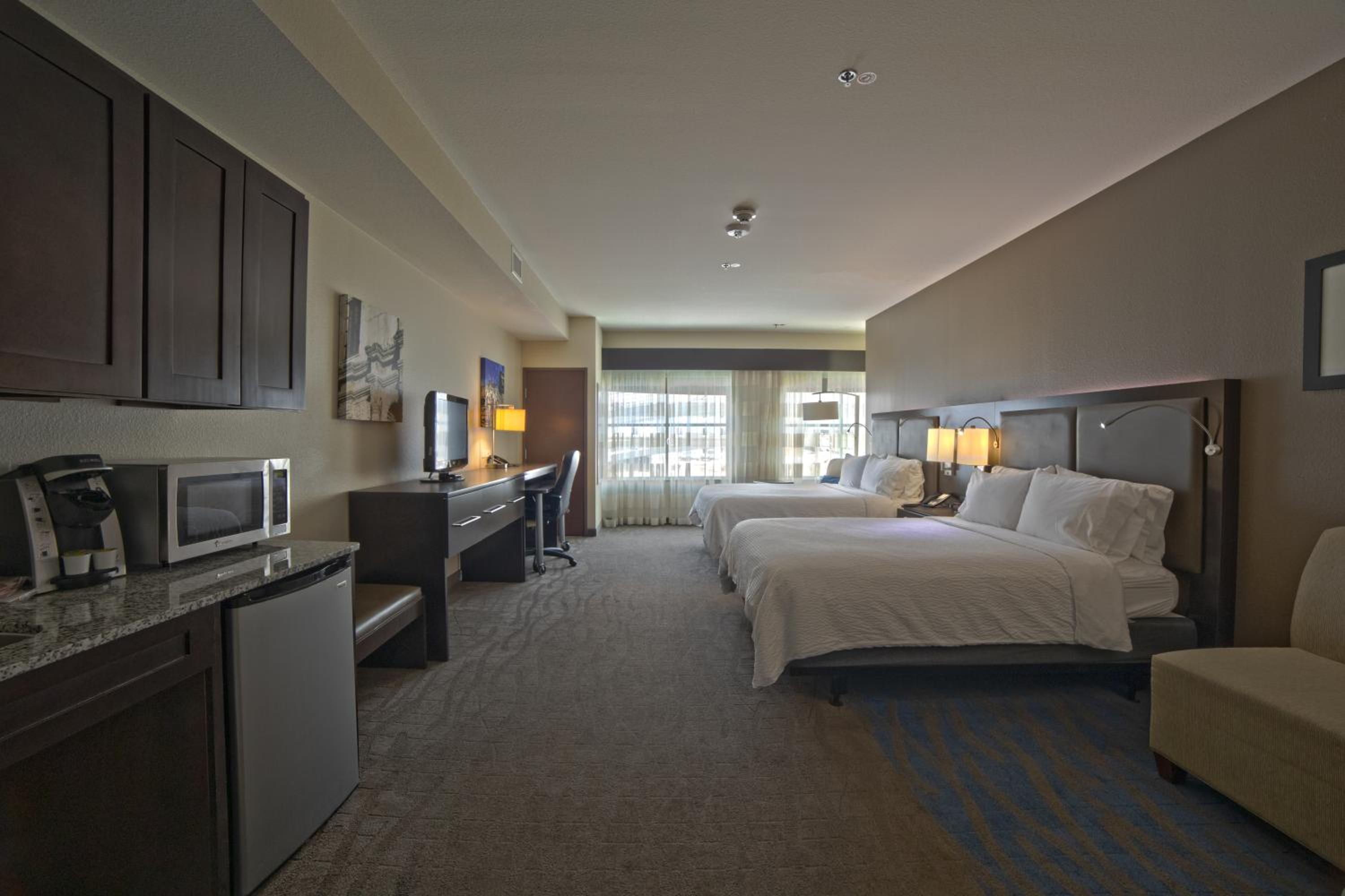 Standard Queen Room with Two Queen Beds - Photo 2