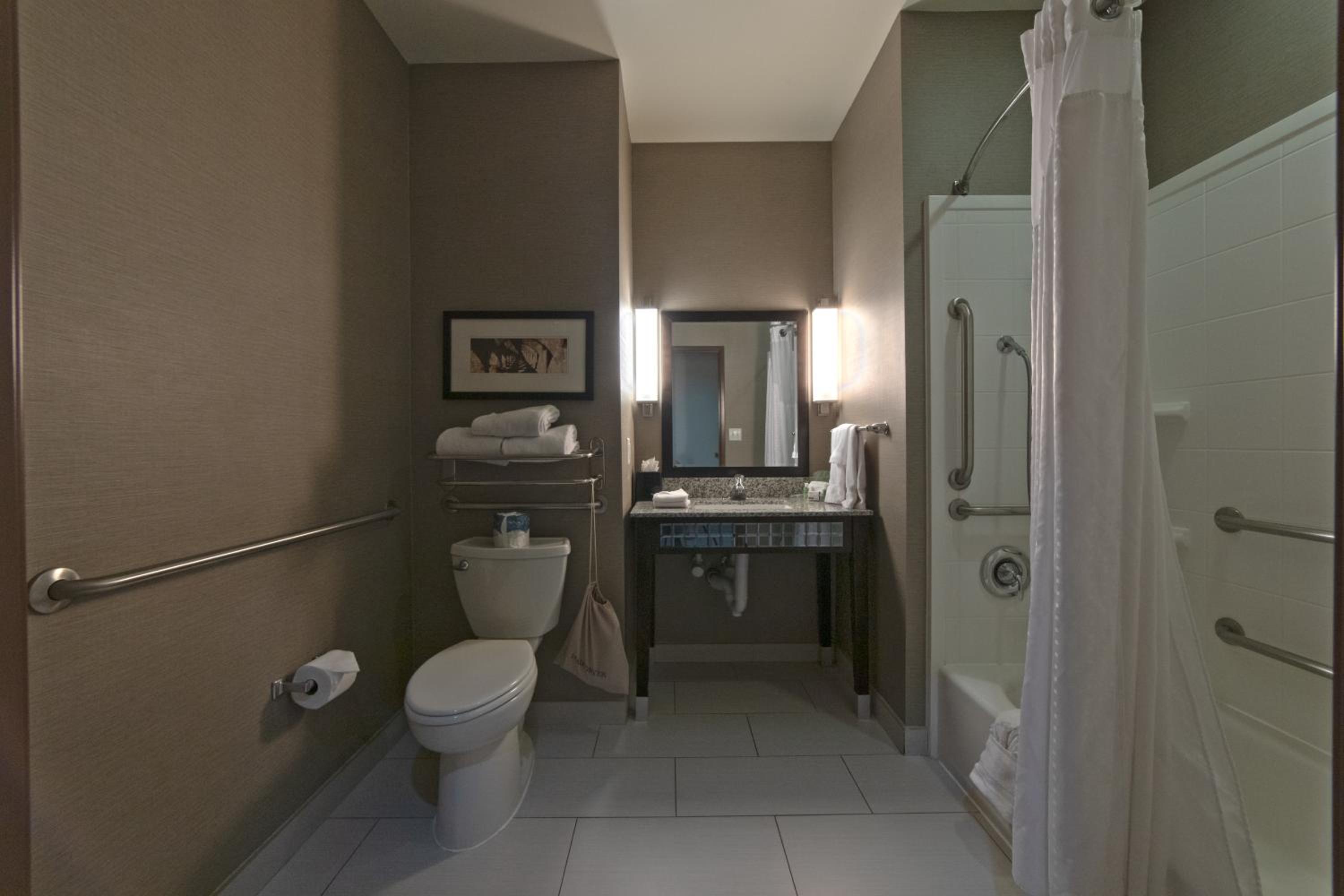 Standard Queen Room with Two Queen Beds - Photo 5