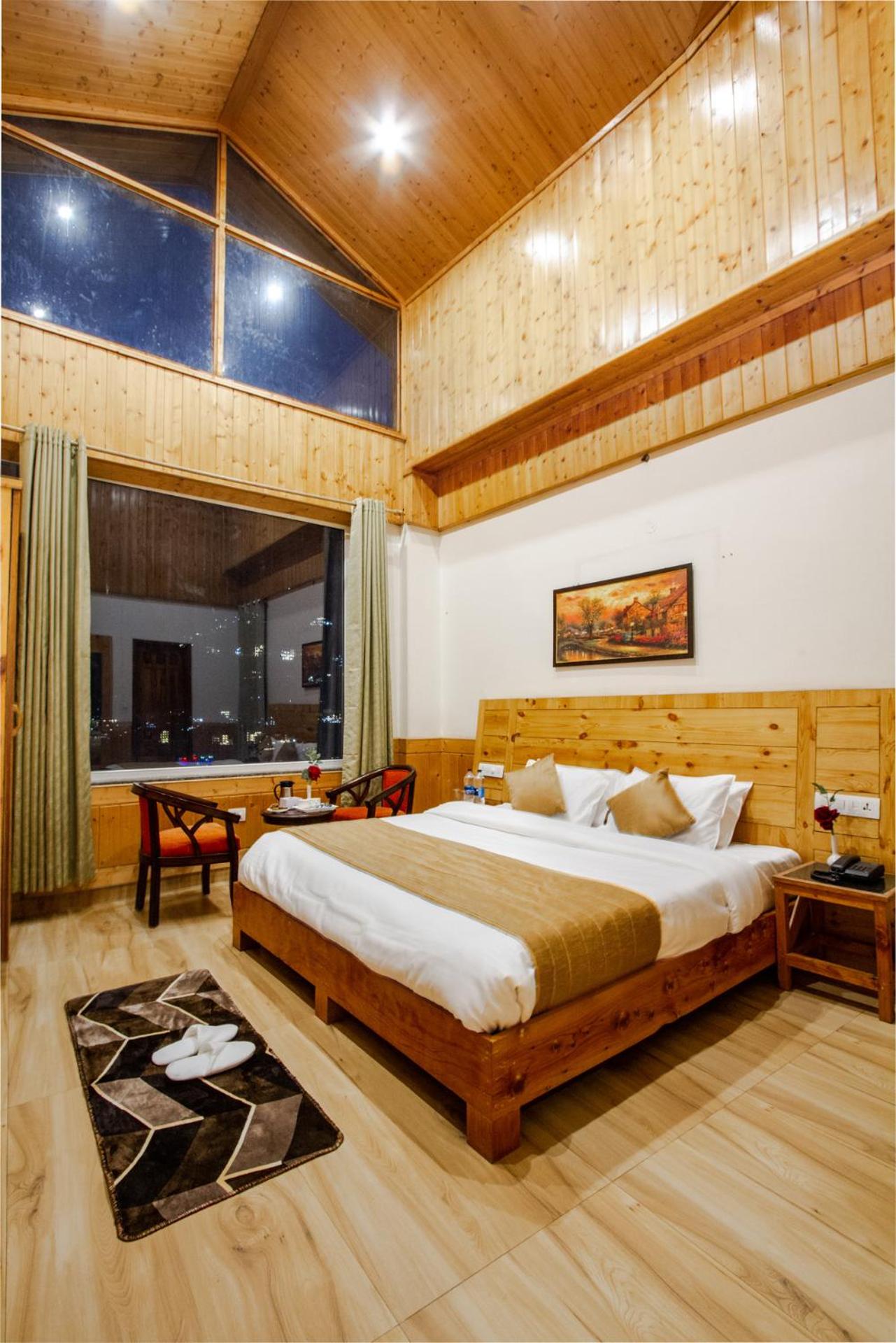 King Suite with Balcony - Photo 10