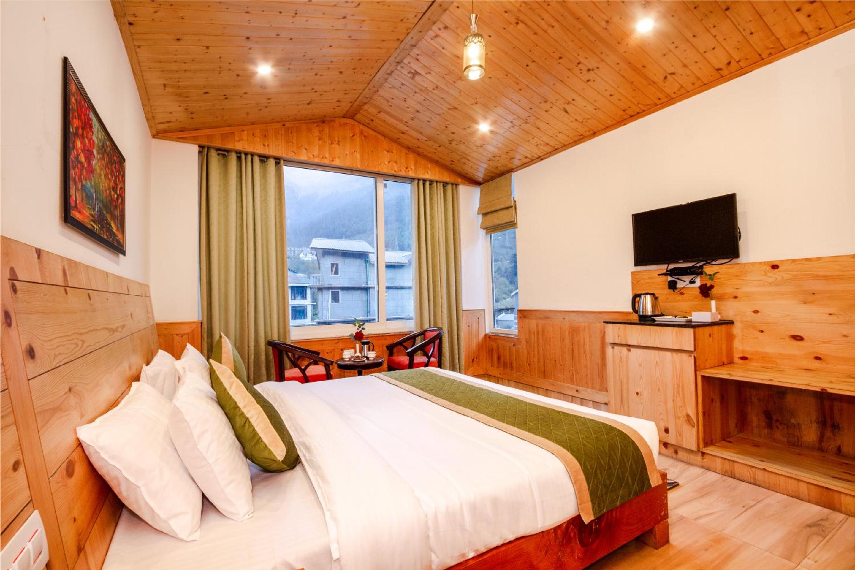 King Suite with Balcony - Photo 31
