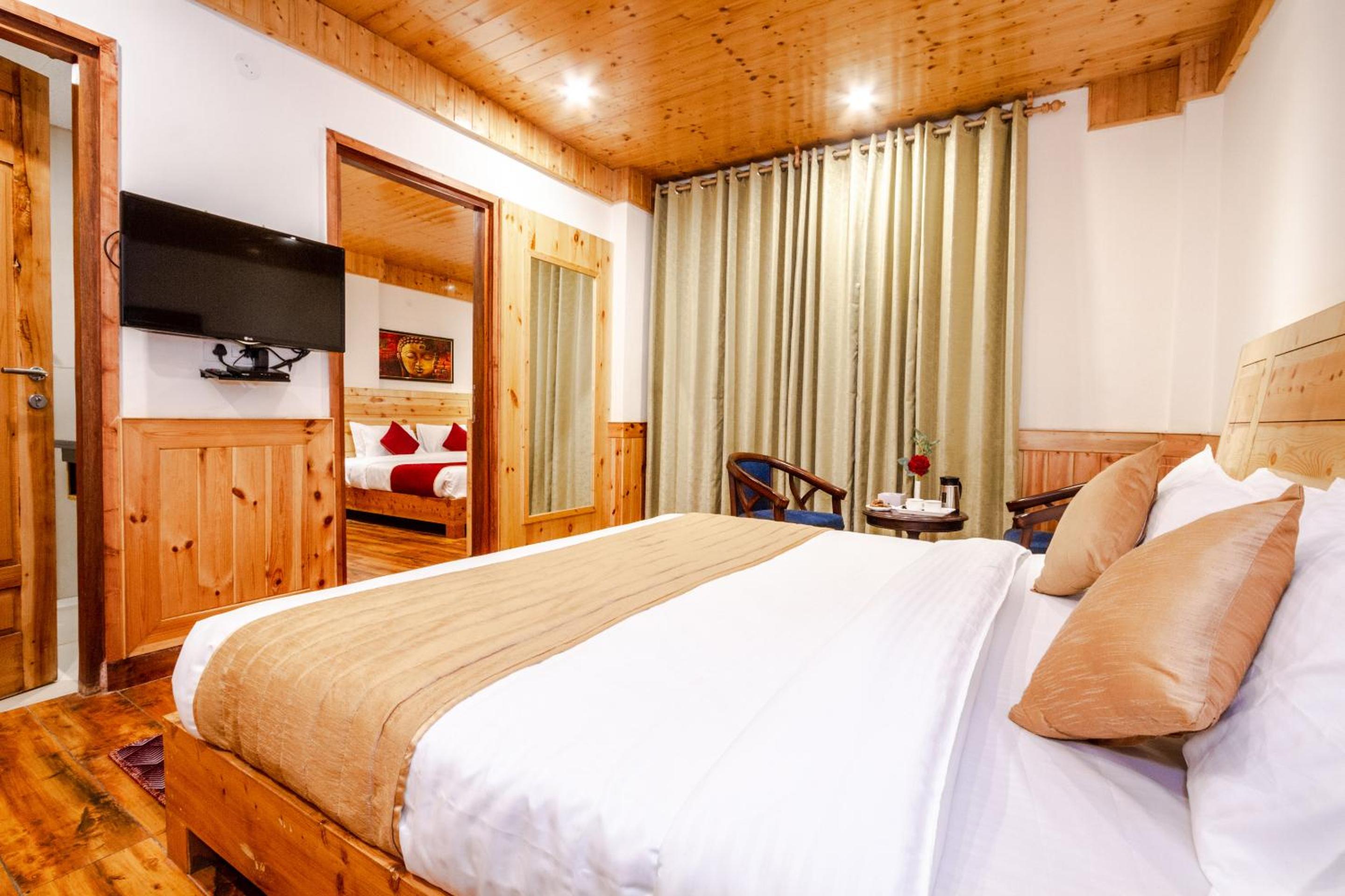 King Suite with Balcony - Photo 15