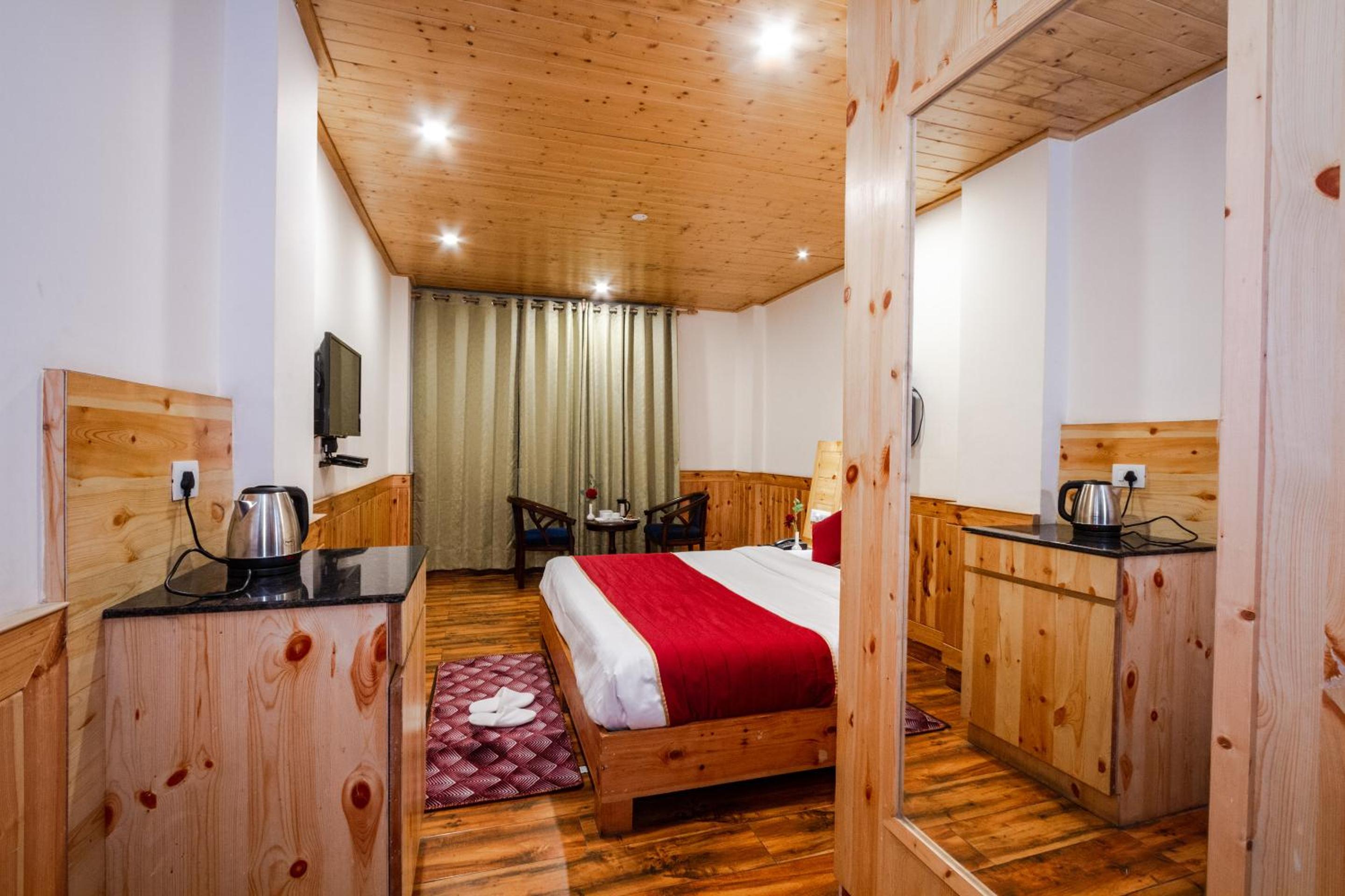 King Suite with Balcony - Photo 17
