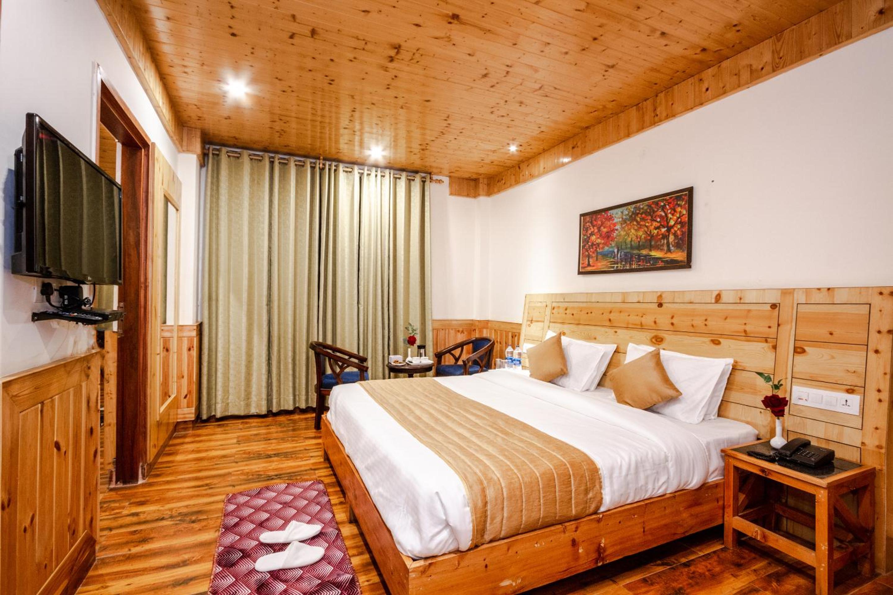 King Suite with Balcony - Photo 23