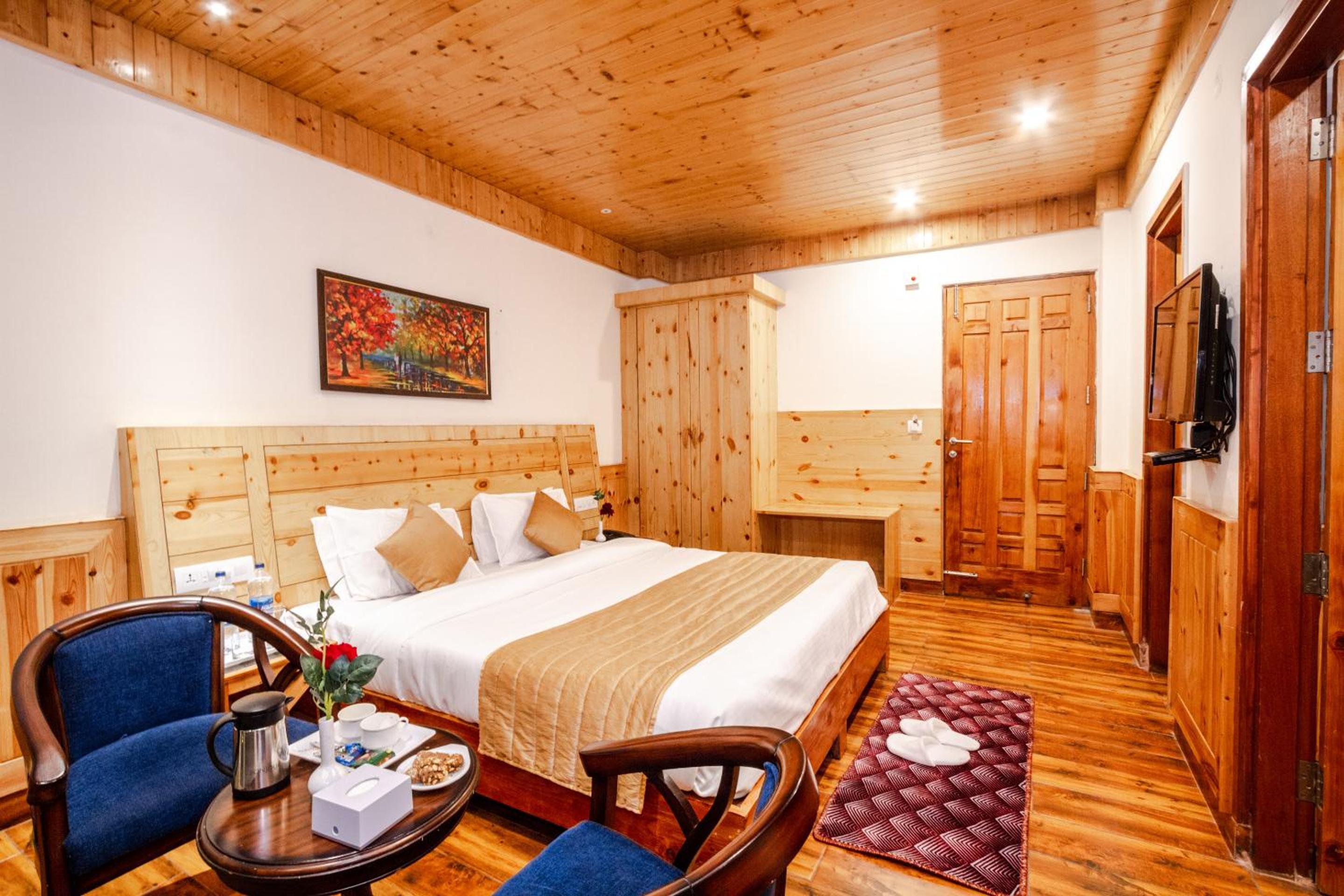King Suite with Balcony - Photo 22