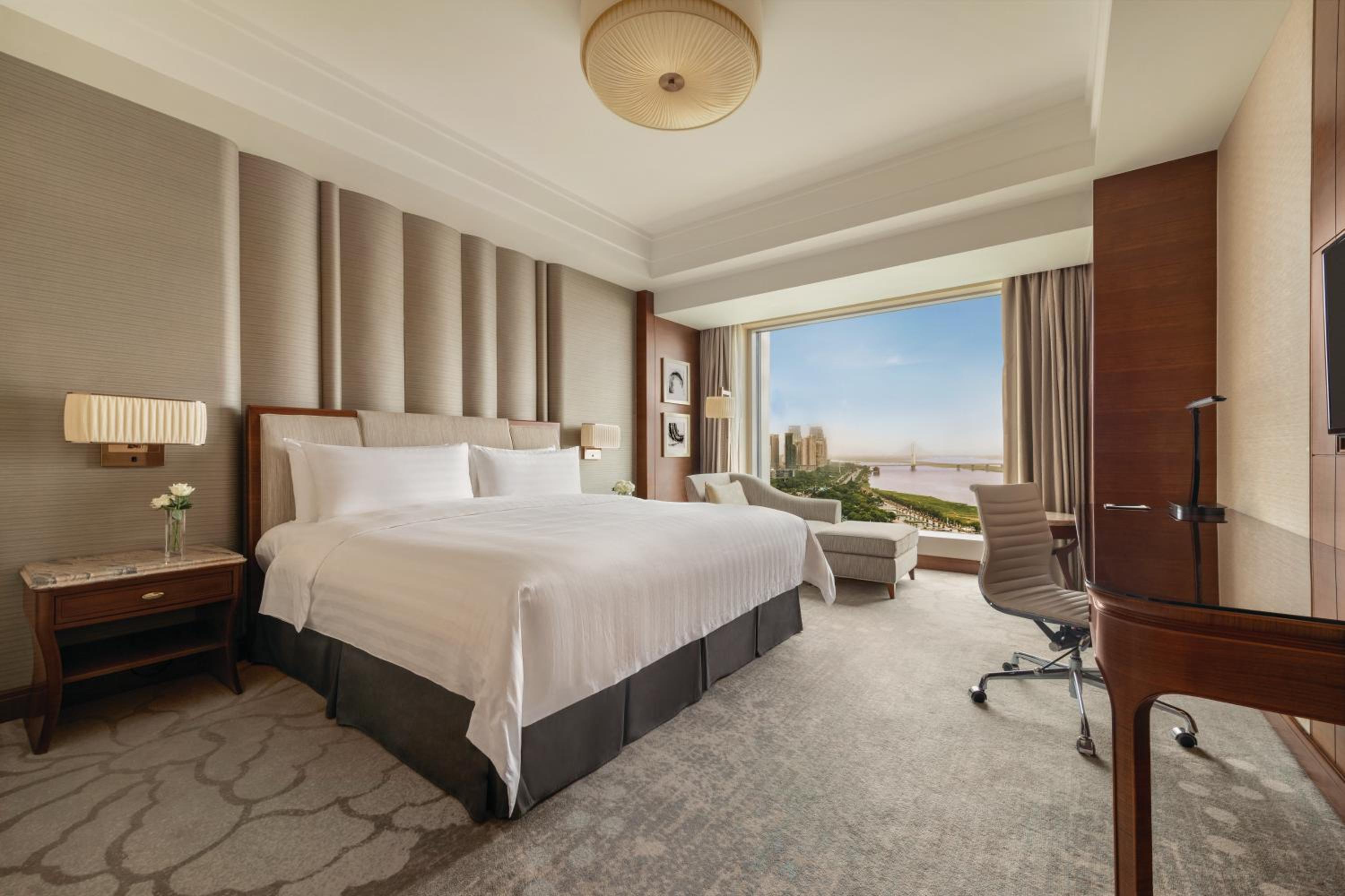 Deluxe King Room with River View photo 3