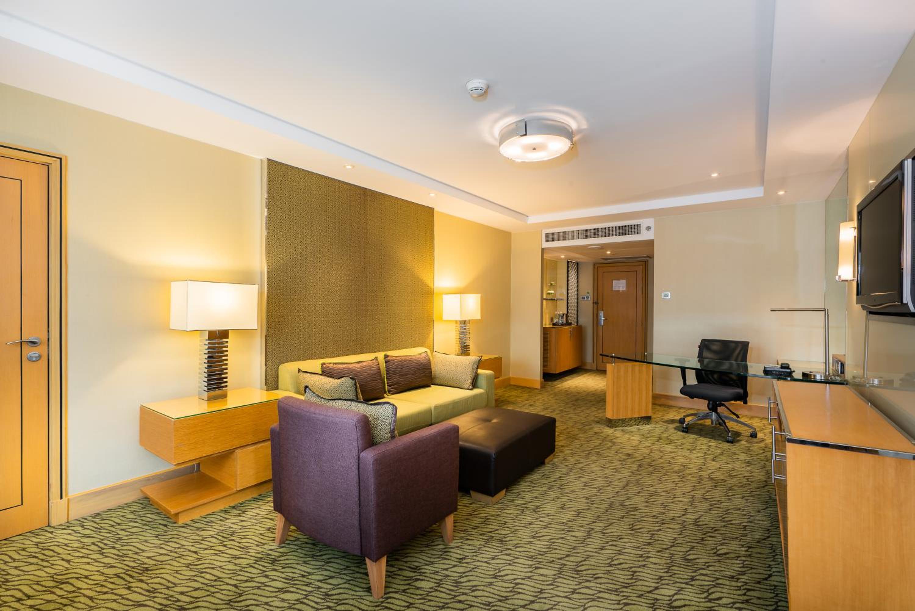 One-Bedroom Premium Suite with City View - Non-Smoking