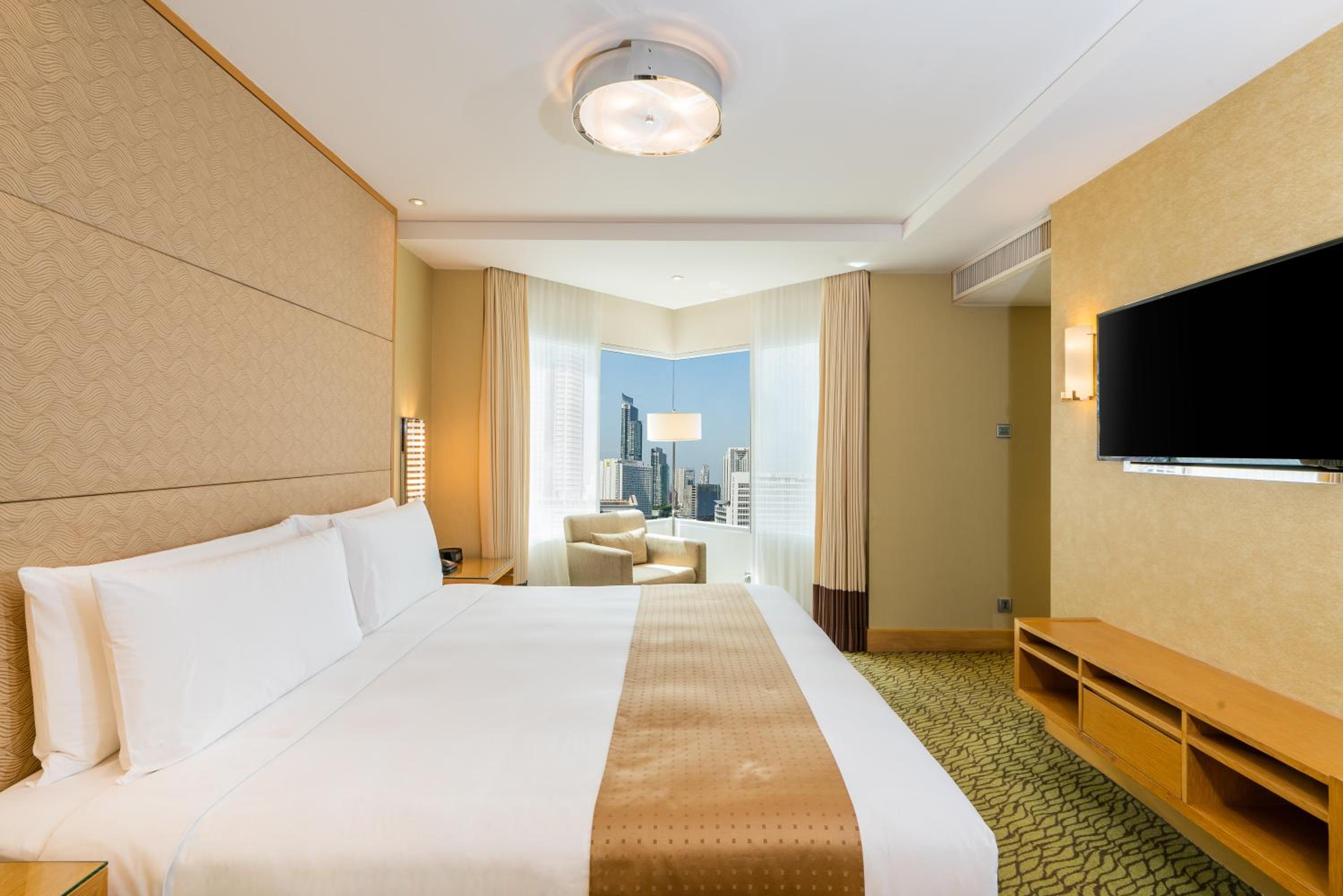 One-Bedroom Premium Suite with City View - Non-Smoking