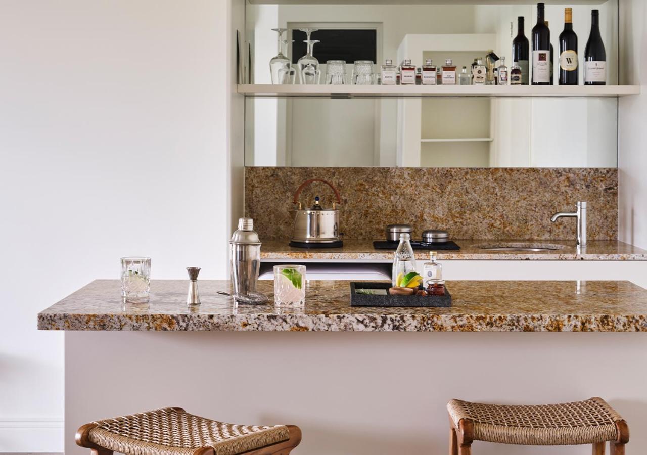 Garden Sunset Suite - Includes Breakfast, Parking and WiFi photo 3