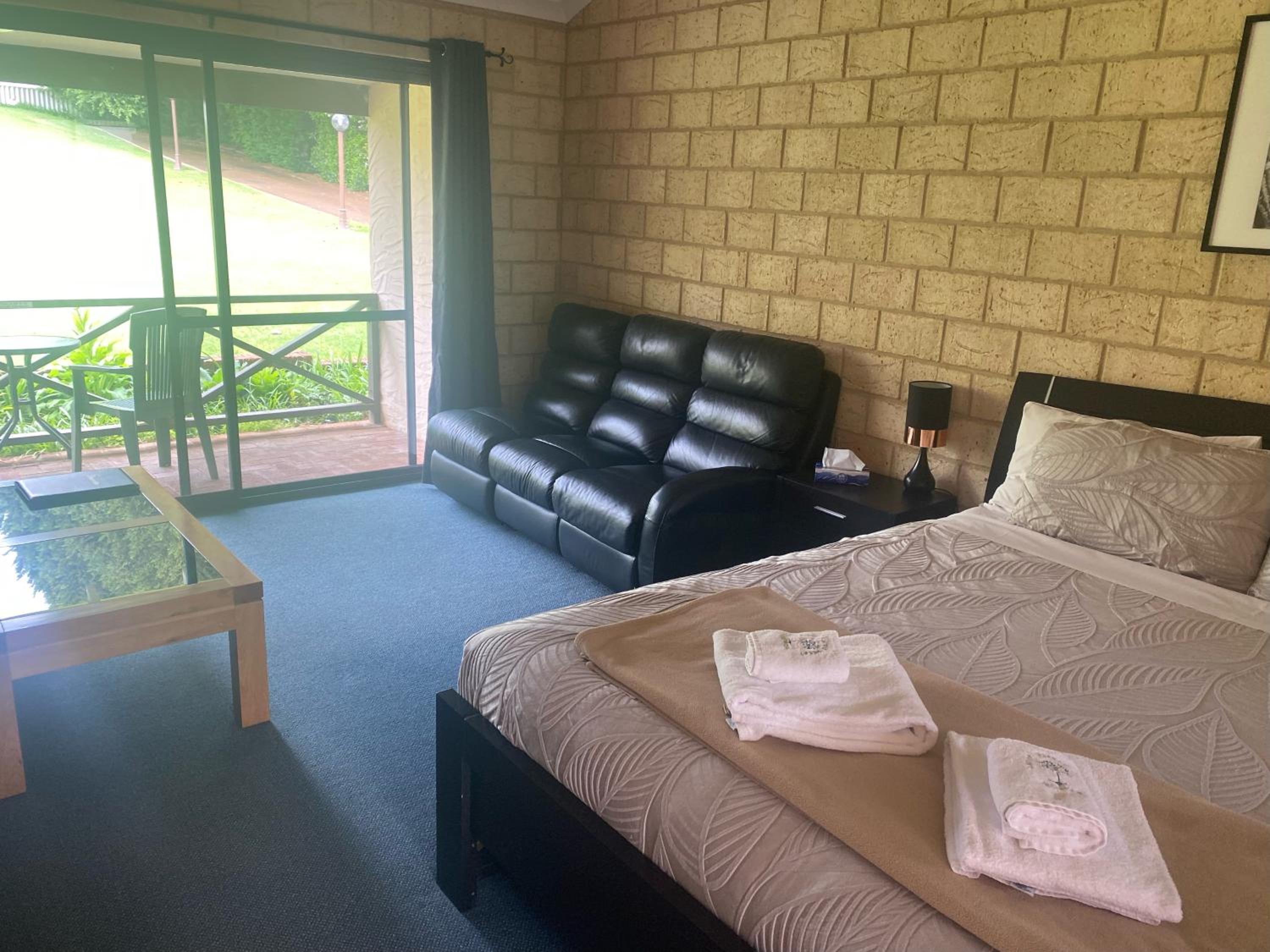 King Suite with Balcony - Photo 3