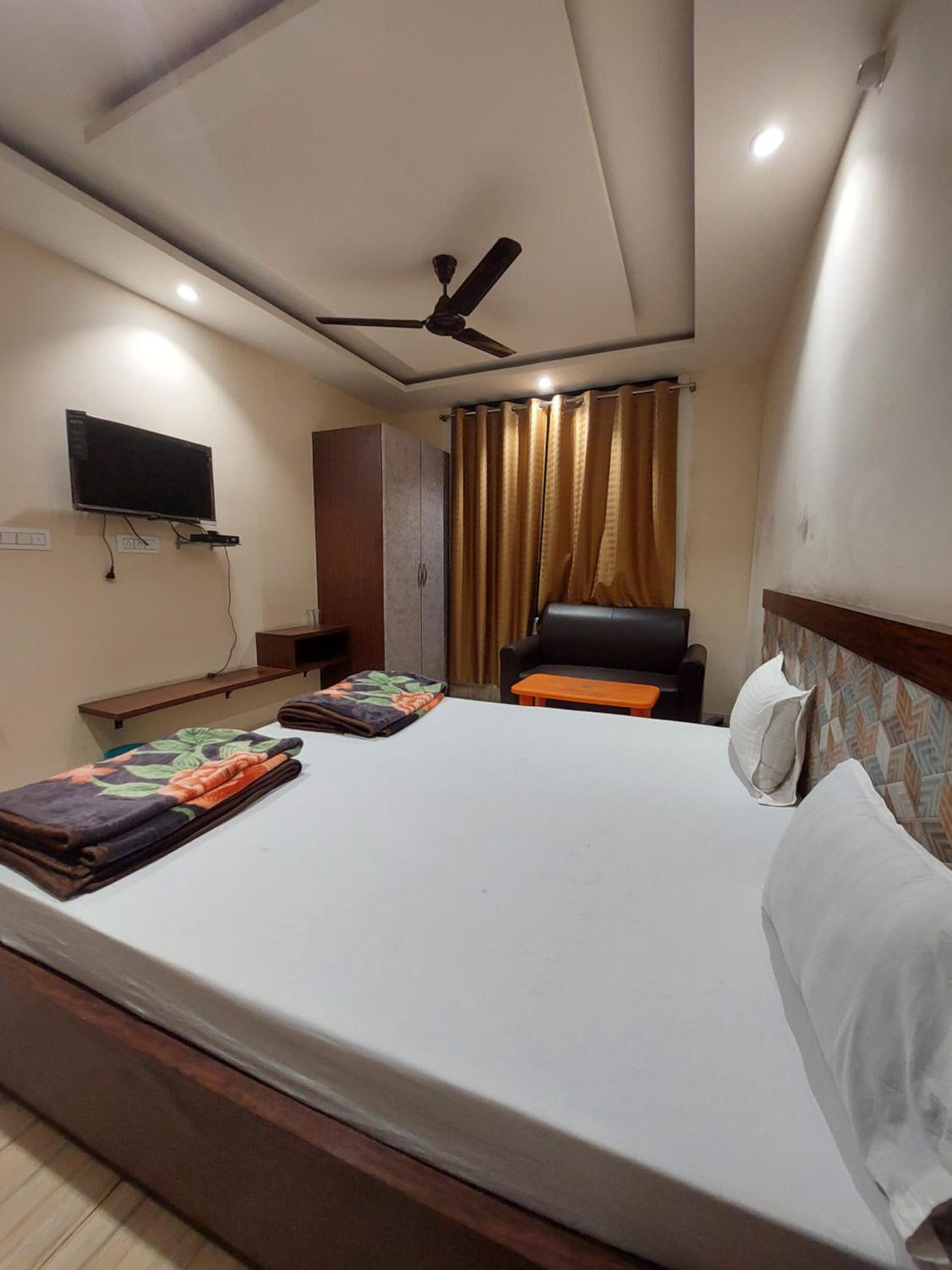 Standard Double Room with Fan photo 2