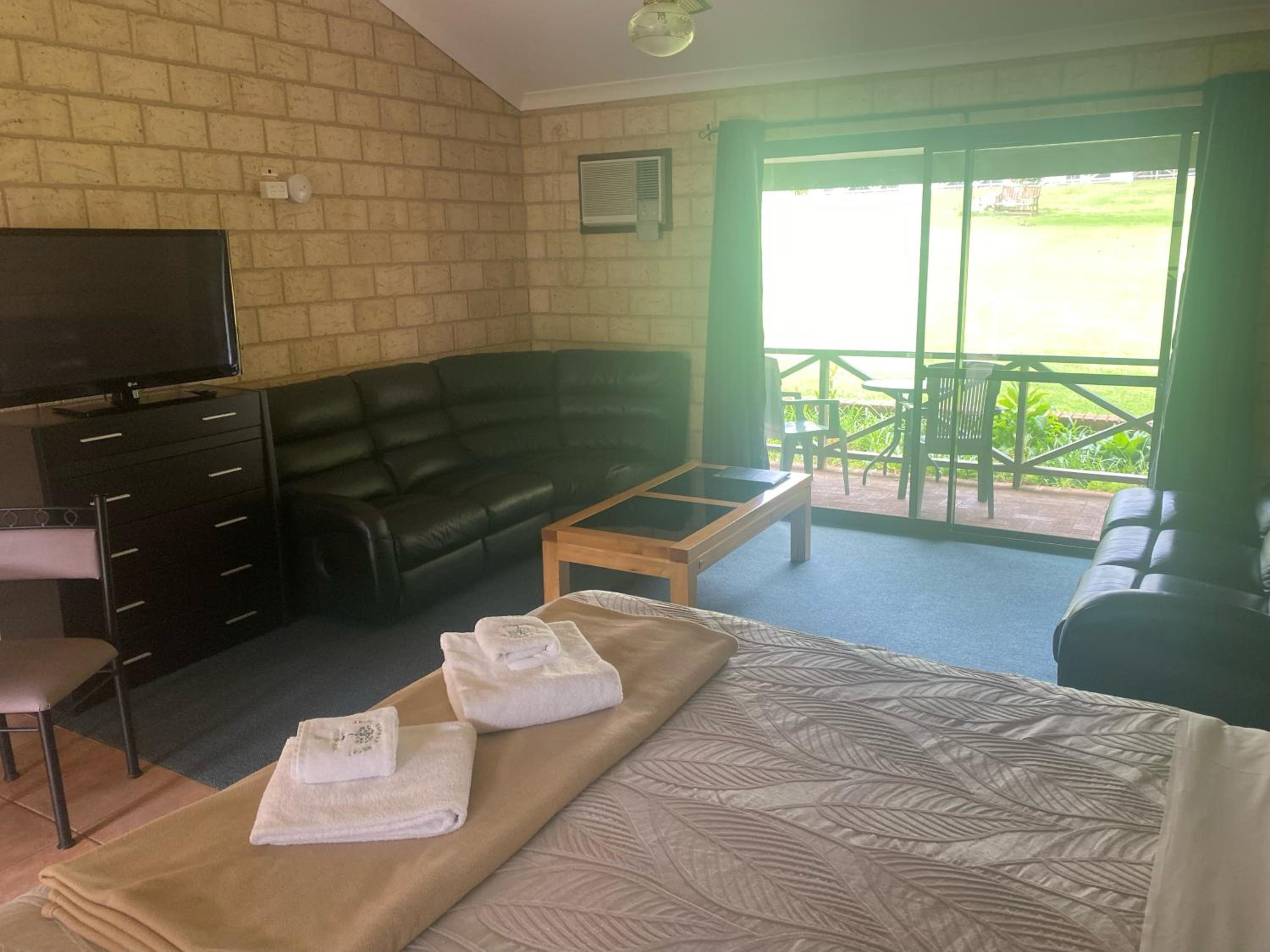 King Suite with Balcony - Photo 2