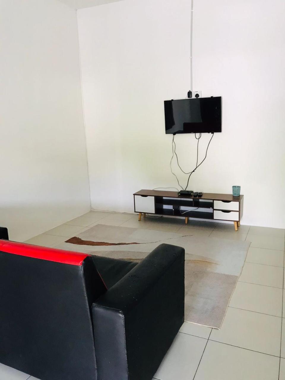 Three-Bedroom House photo 3