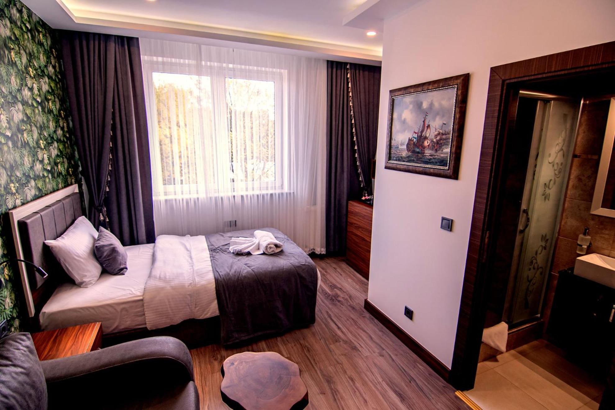 Single Room with Bathroom photo 1