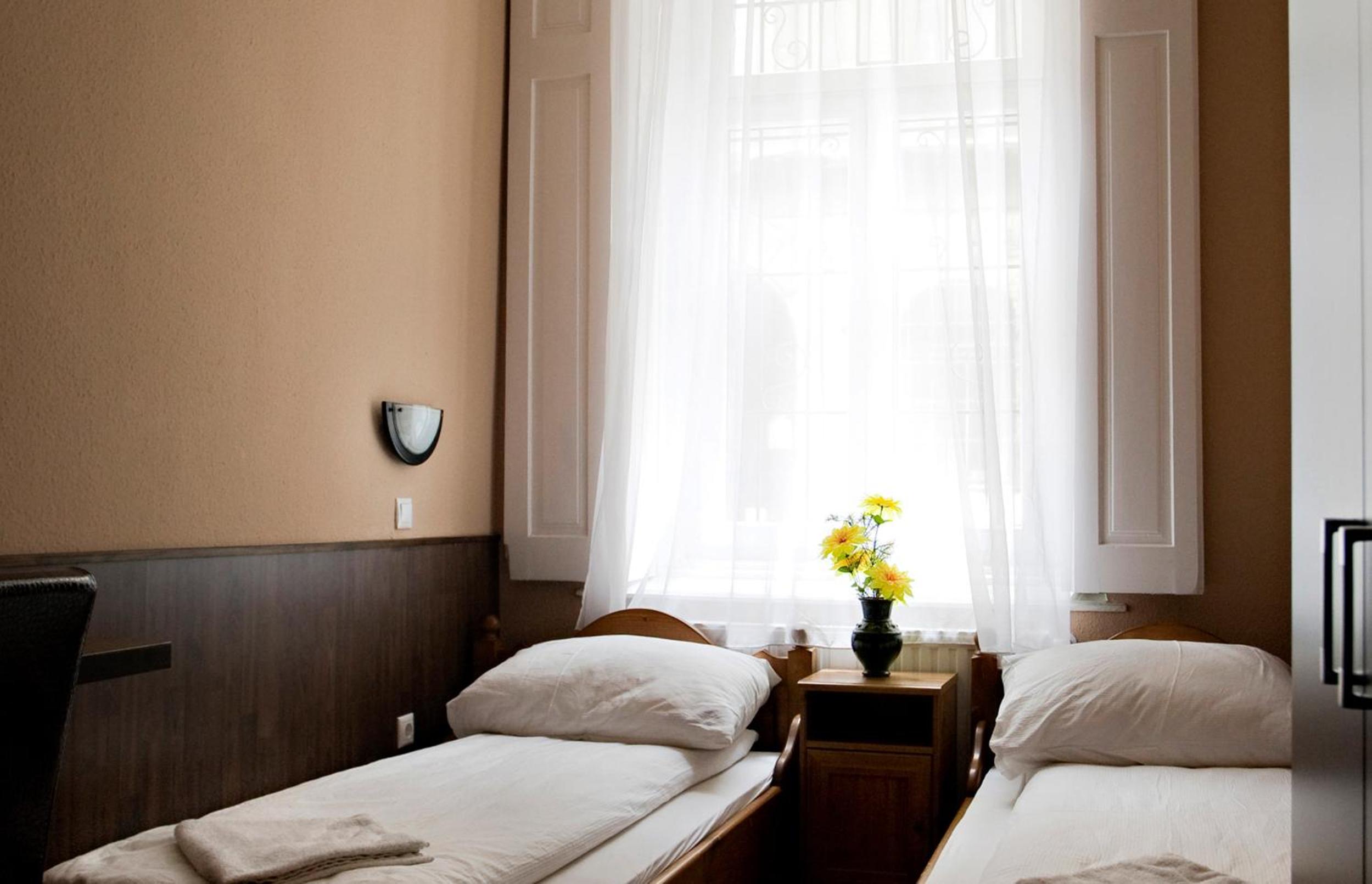 Twin Room - Photo 2