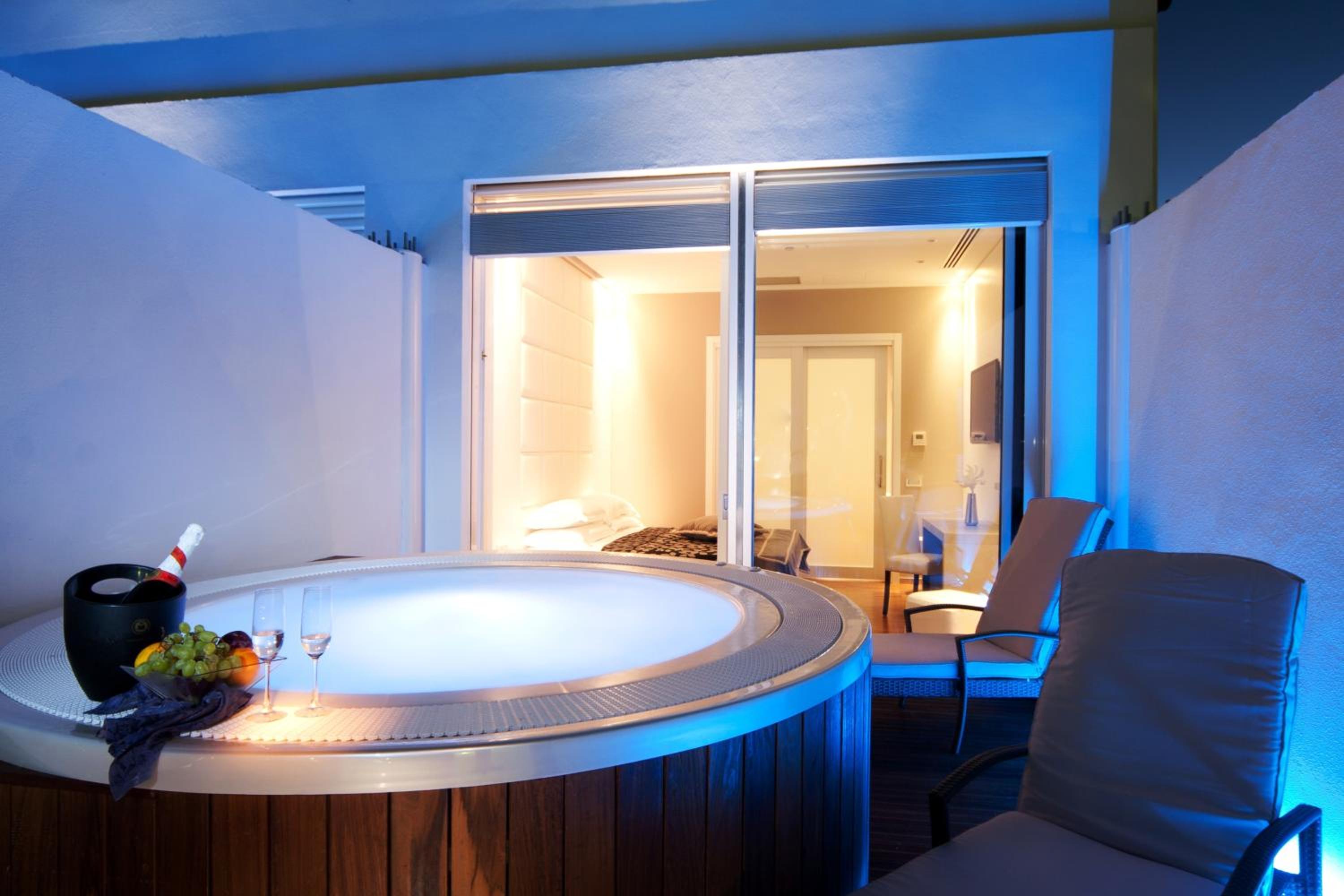 Suite with Hot Tub - Photo 4