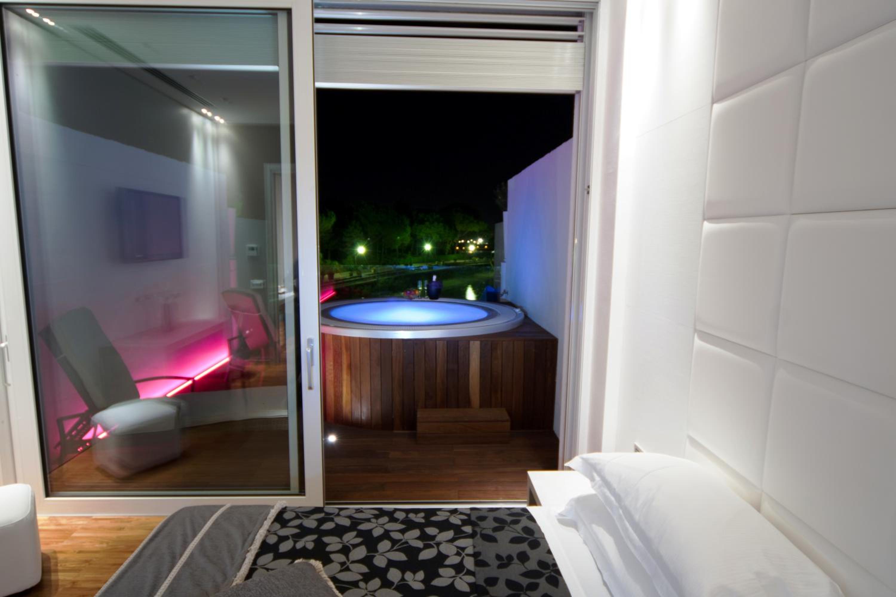 Suite with Hot Tub - Photo 3