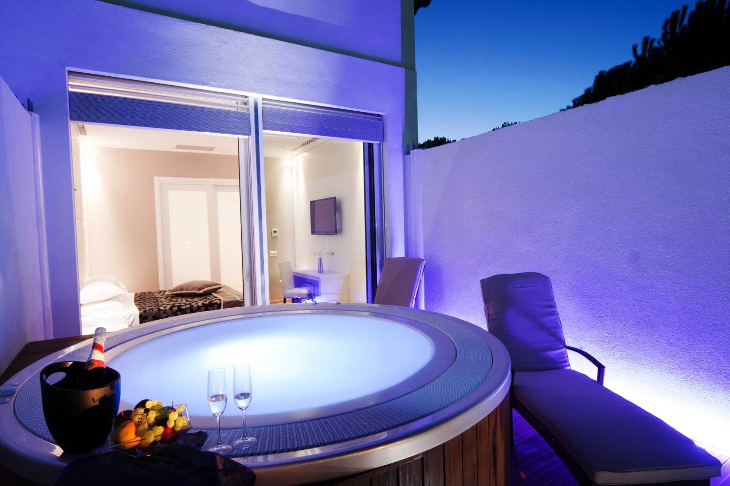 Suite with Hot Tub - Photo 2